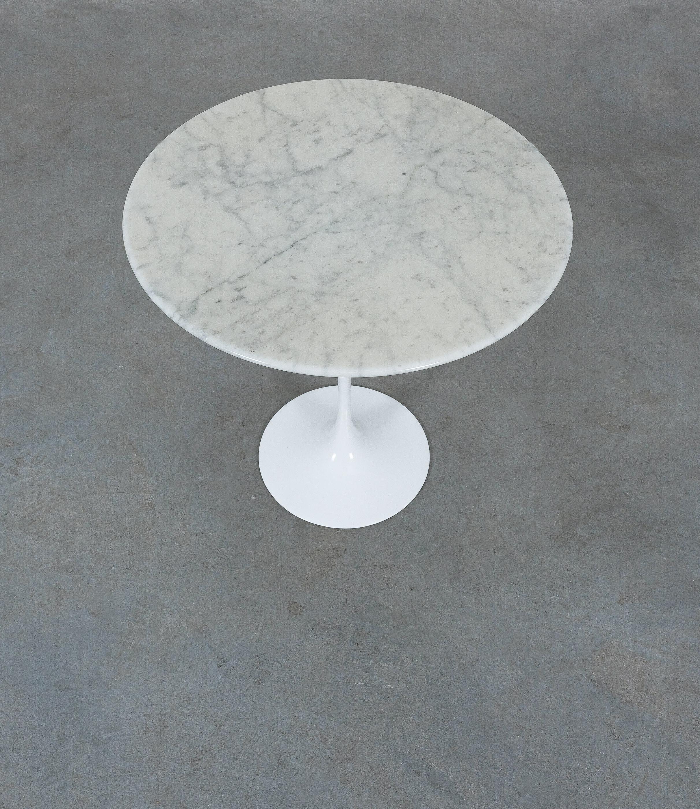 Américain Table d'appoint en marbre blanc d'Eero Saarinen pour Knoll, 1960 en vente