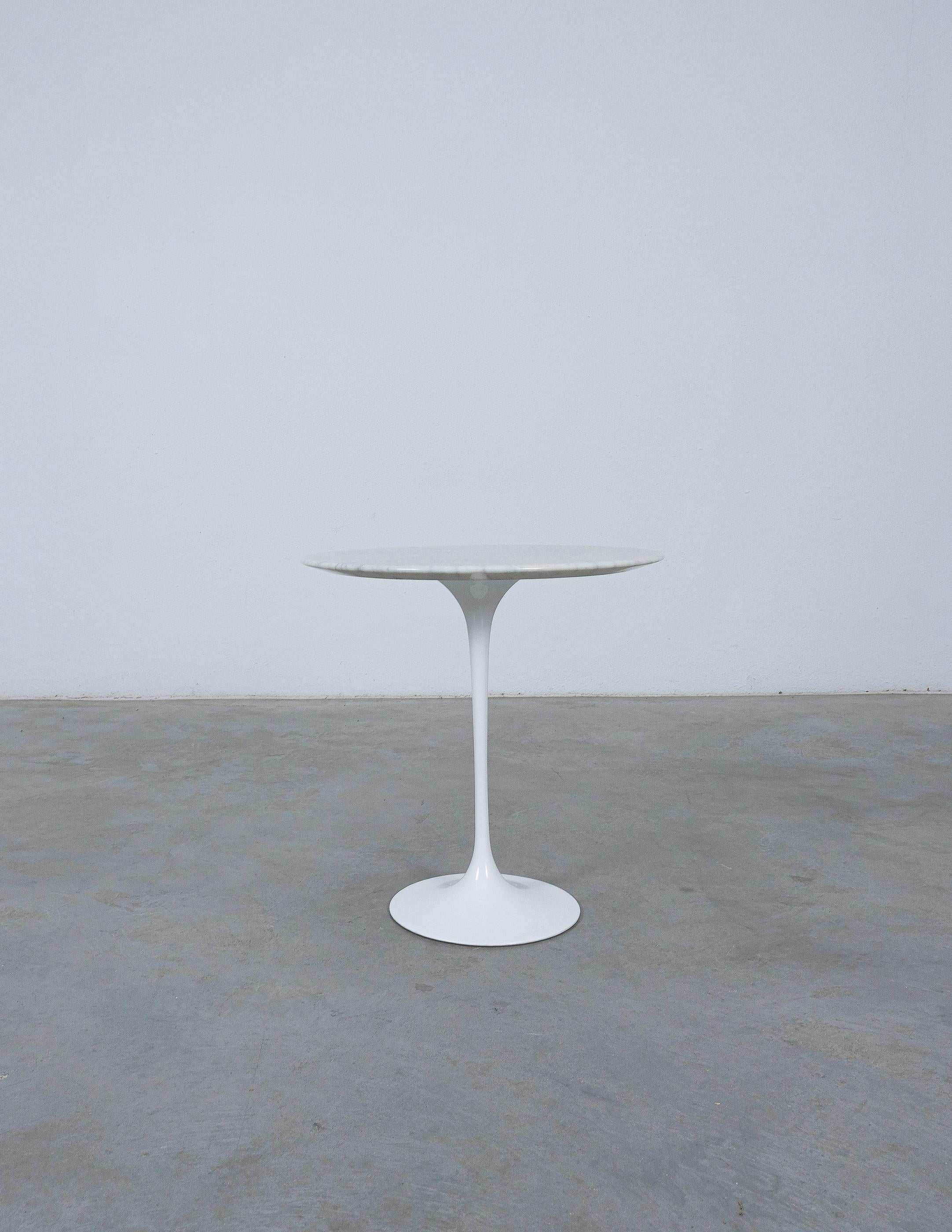 Table d'appoint en marbre blanc d'Eero Saarinen pour Knoll, 1960 Bon état - En vente à Vienna, AT