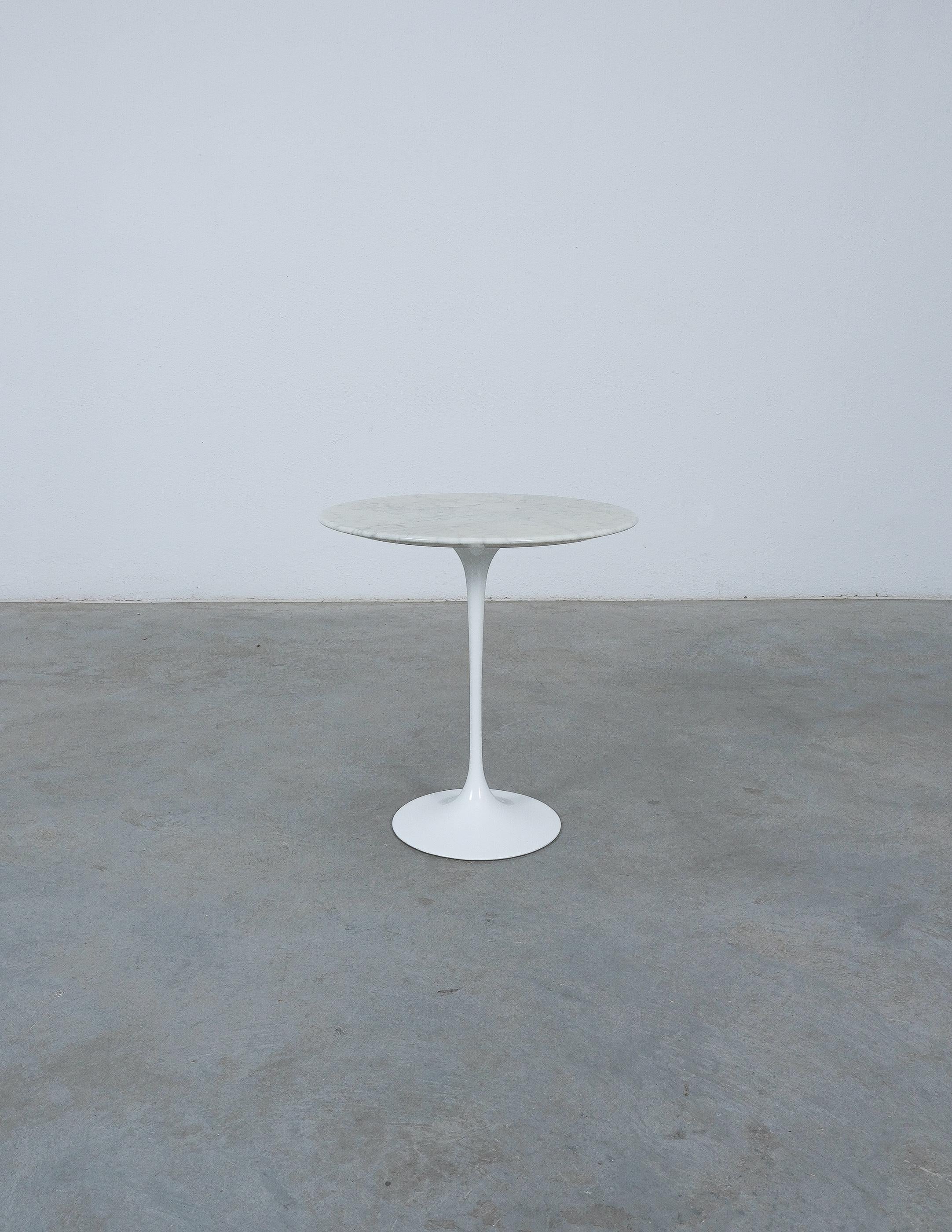 Milieu du XXe siècle Table d'appoint en marbre blanc d'Eero Saarinen pour Knoll, 1960 en vente