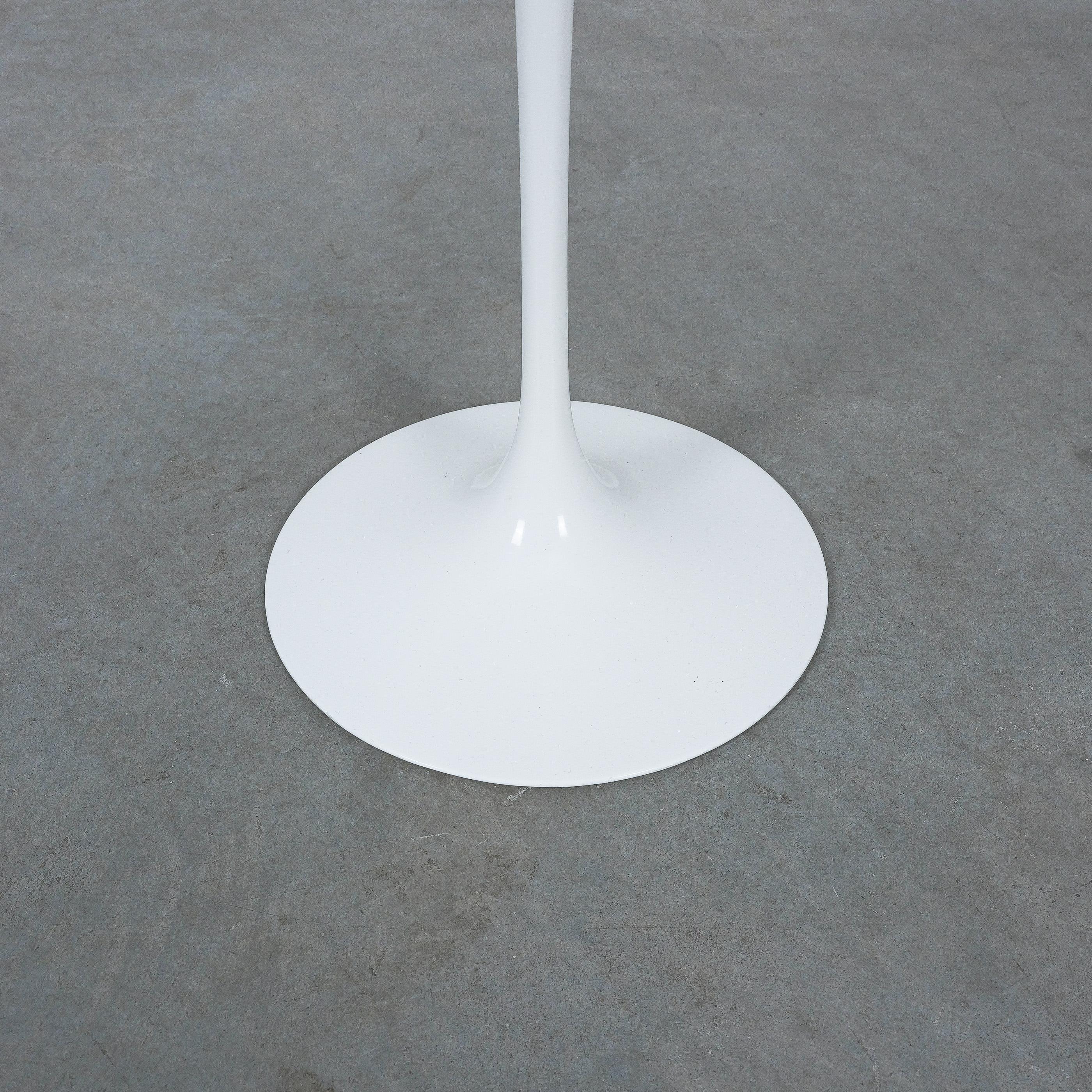 Aluminium Table d'appoint en marbre blanc d'Eero Saarinen pour Knoll, 1960 en vente