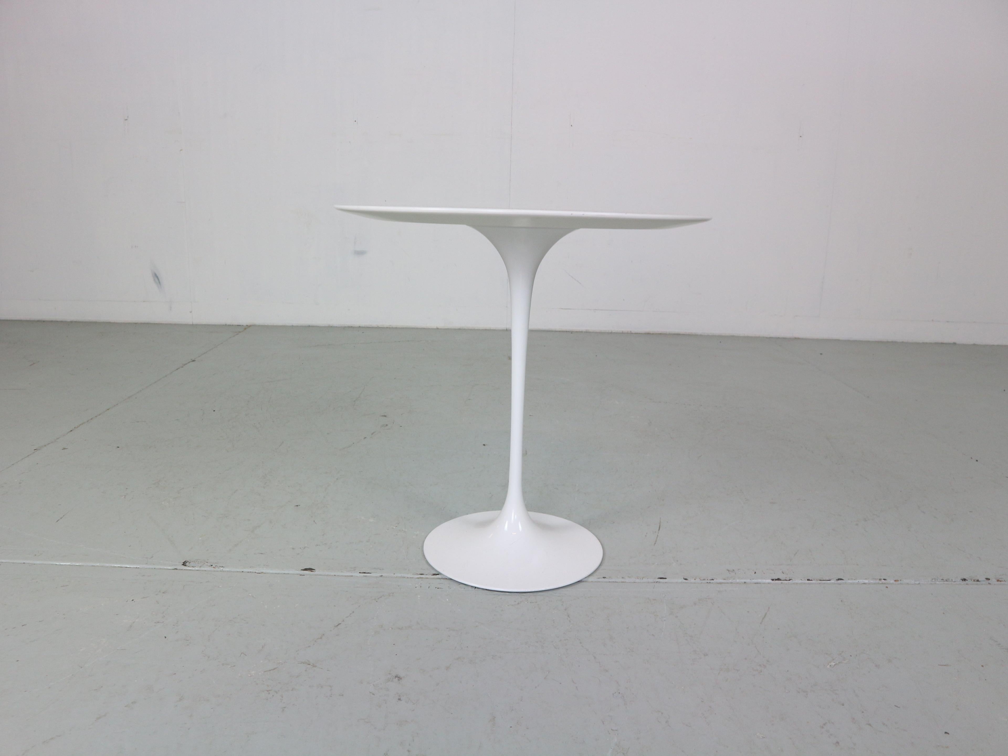Eero Saarinen White Vintage Tulip Side Table for Knoll, 1960 In Good Condition In The Hague, NL