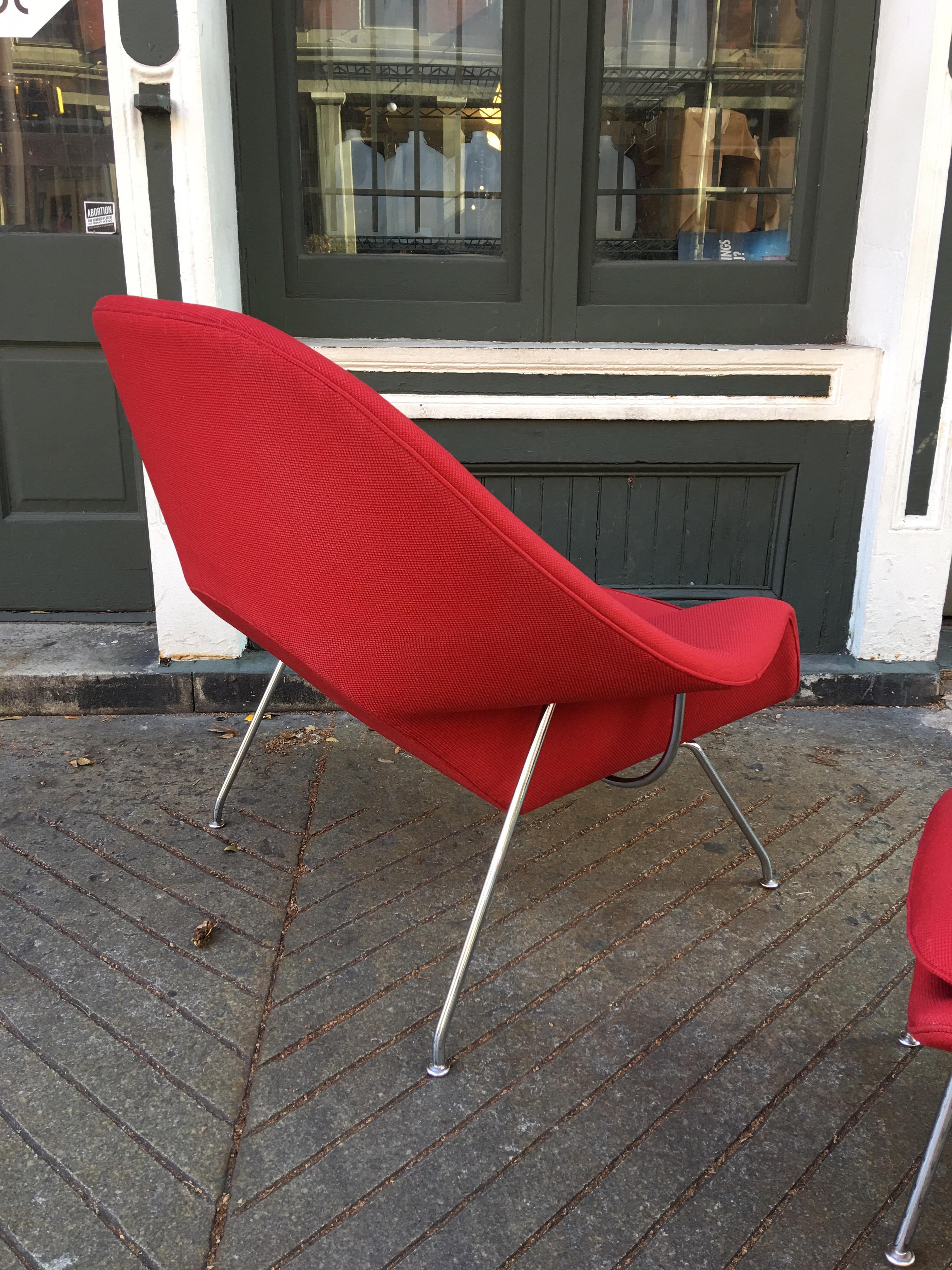 Eero Saarinen Womb Chair and Ottoman for Knoll In Good Condition In Philadelphia, PA