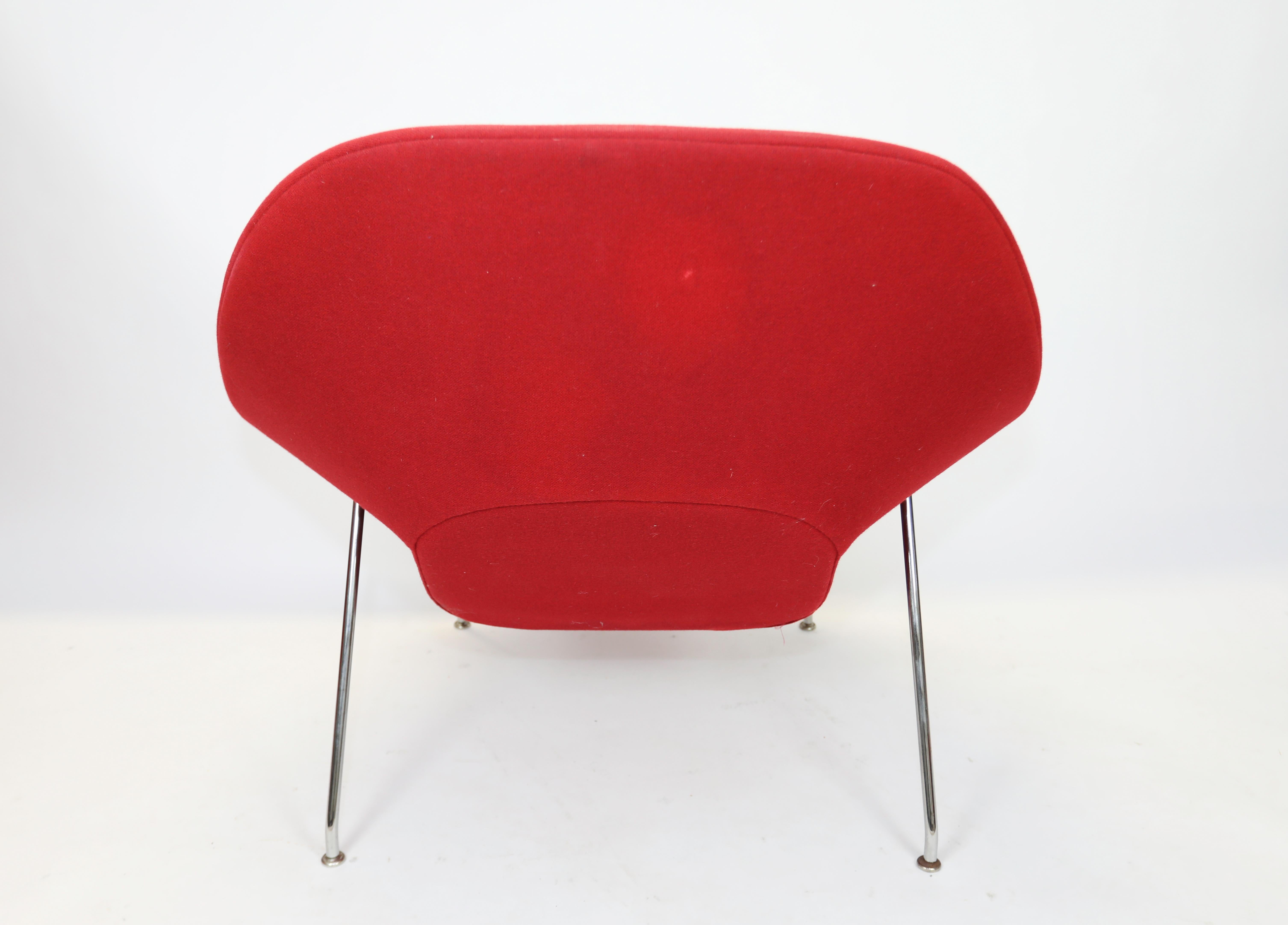 Late 20th Century Eero Saarinen Womb Chair And Ottoman For Sale