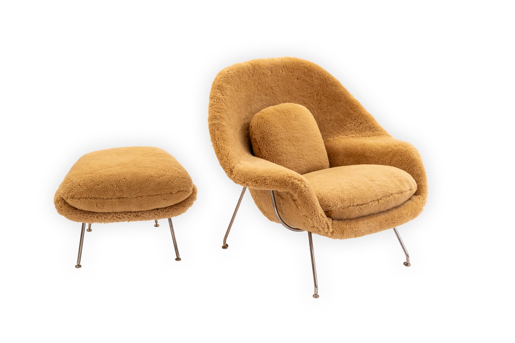 Détendez-vous et relaxez-vous dans cet ensemble chaise et ottoman Womb d'Eero Saarinen, d'un confort exceptionnel. La chaise est accompagnée d'un ottoman, tous deux entièrement retapissés en peau de mouton néo-zélandaise de haute qualité.