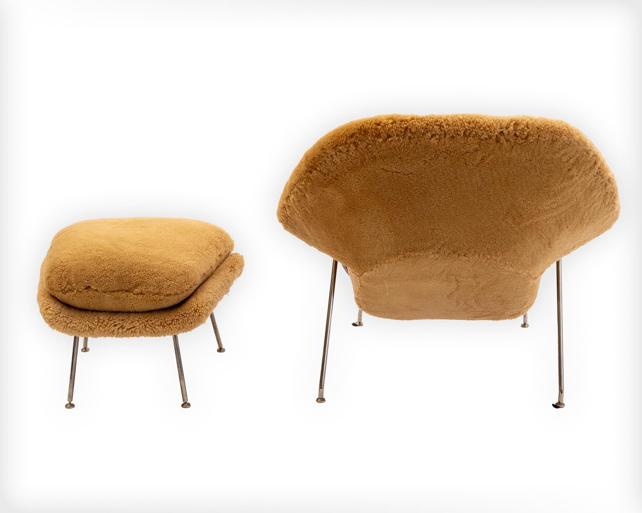 Mid-Century Modern Eero Saarinen Womb Chair and Ottoman in Golden Teddy Bear Sheepskin For Sale
