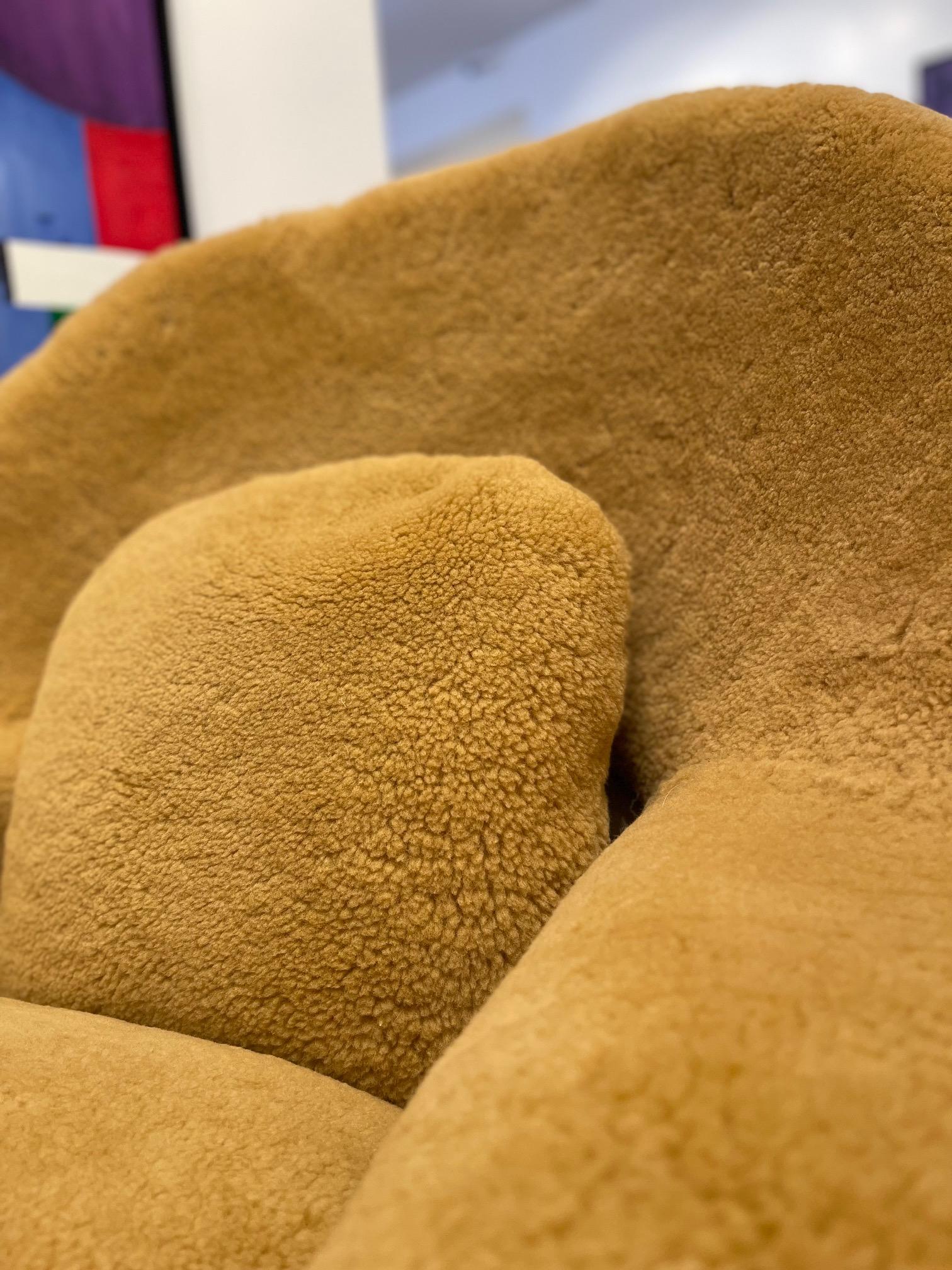 Mid-Century moderno Sedia e ottomana Eero Saarinen Womb in pelle d'orso dorata in vendita