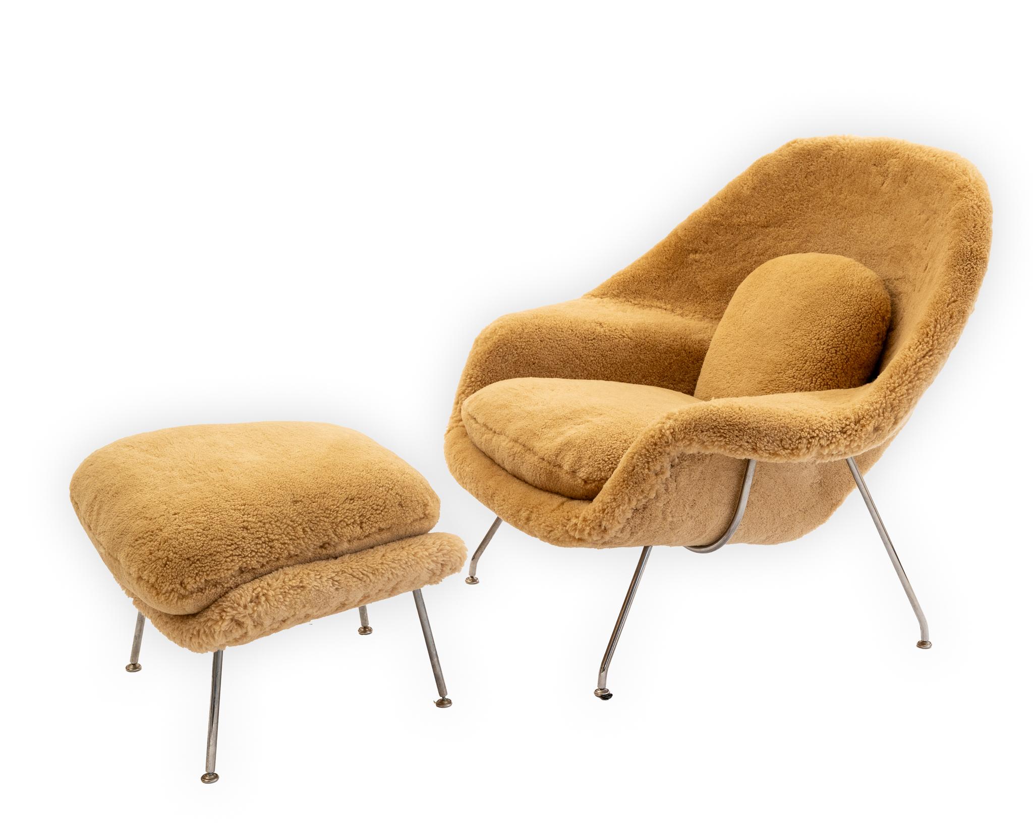 Eero Saarinen Womb Chair and Ottoman in Golden Teddy Bear Sheepskin In Good Condition For Sale In Saint Louis, US