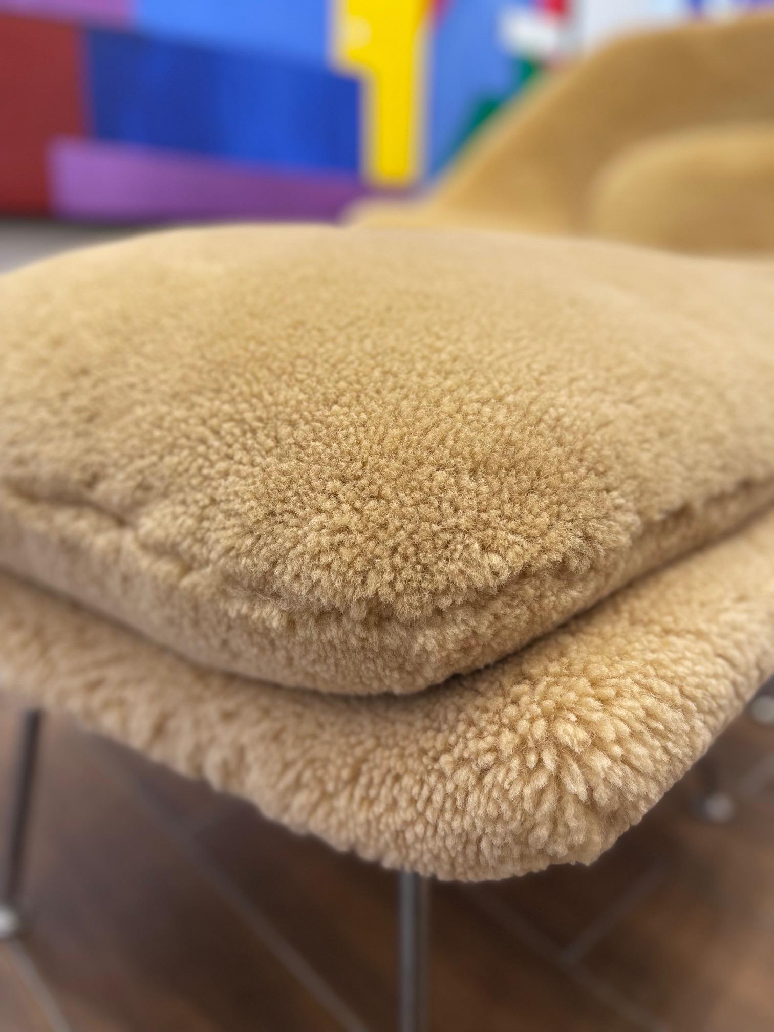 Acciaio Sedia e ottomana Eero Saarinen Womb in pelle d'orso dorata in vendita