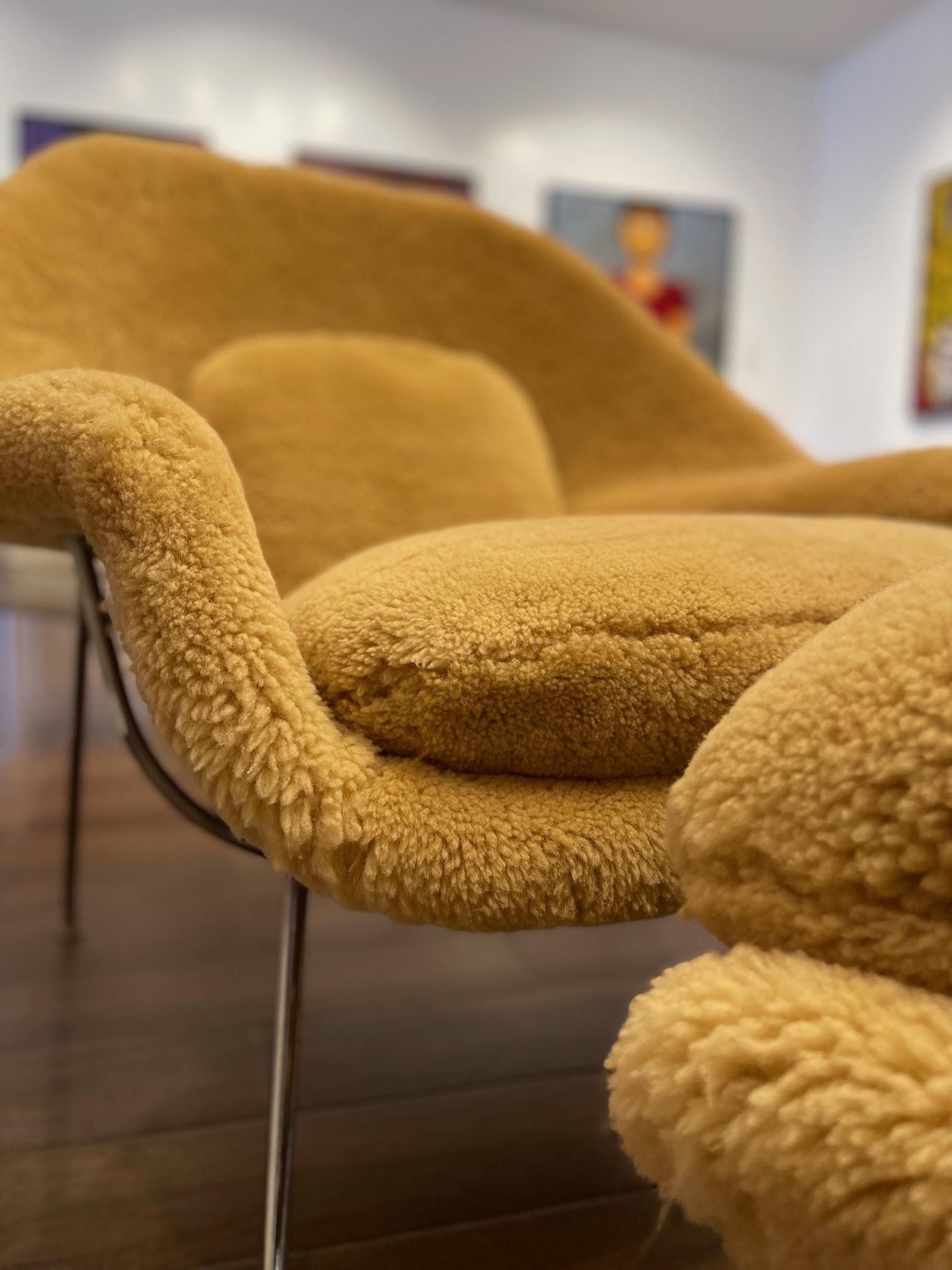 Sedia e ottomana Eero Saarinen Womb in pelle d'orso dorata in vendita 1