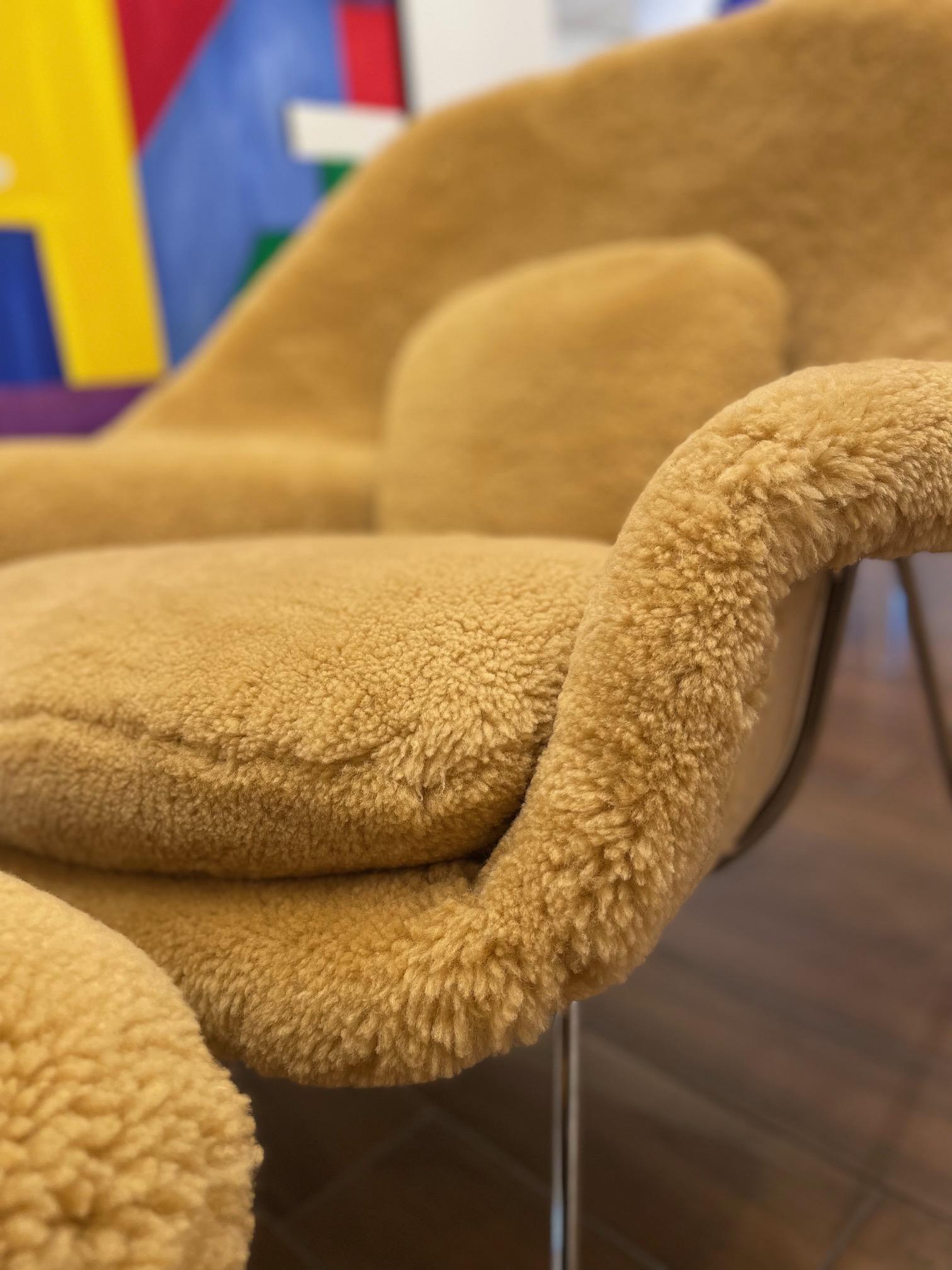 Sedia e ottomana Eero Saarinen Womb in pelle d'orso dorata in vendita 2