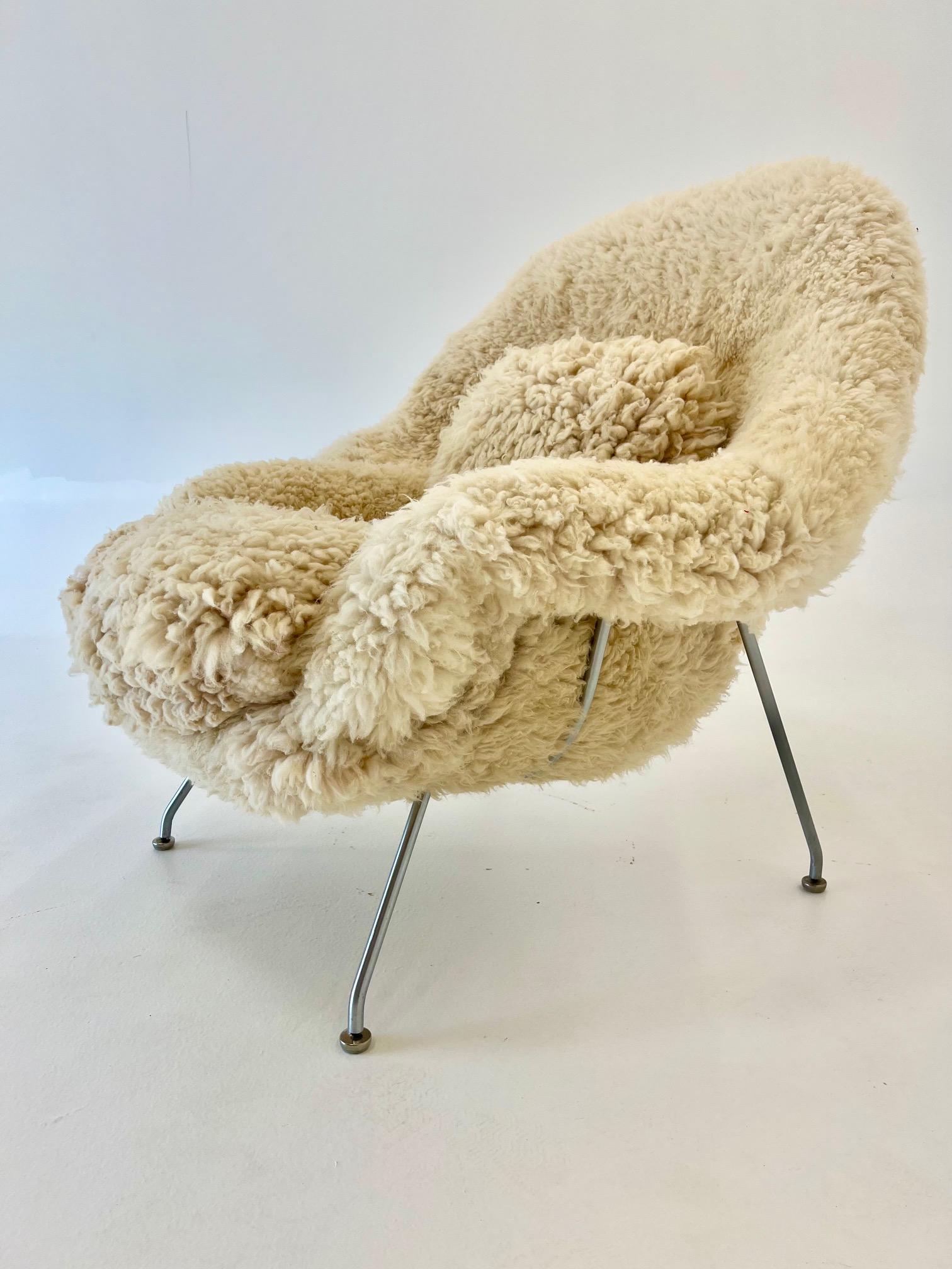 Mid-Century Modern Eero Saarinen Womb Chair and Ottoman in New Zealand Sheepskin