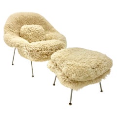 Chaise et repose-pieds Womb d'Eero Saarinen en peau de mouton de Nouvelle-Zélande