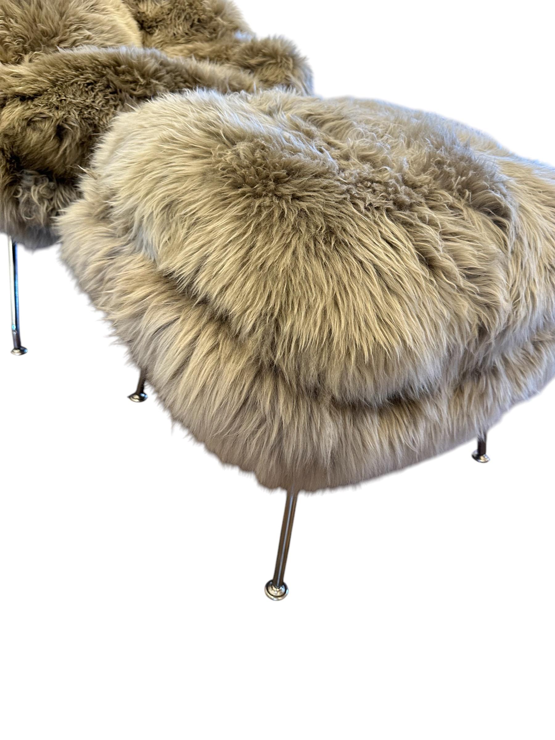 Eero Saarinen Womb Chair and Ottoman in New Zealand Taupe Sheepskin In Good Condition For Sale In Saint Louis, US