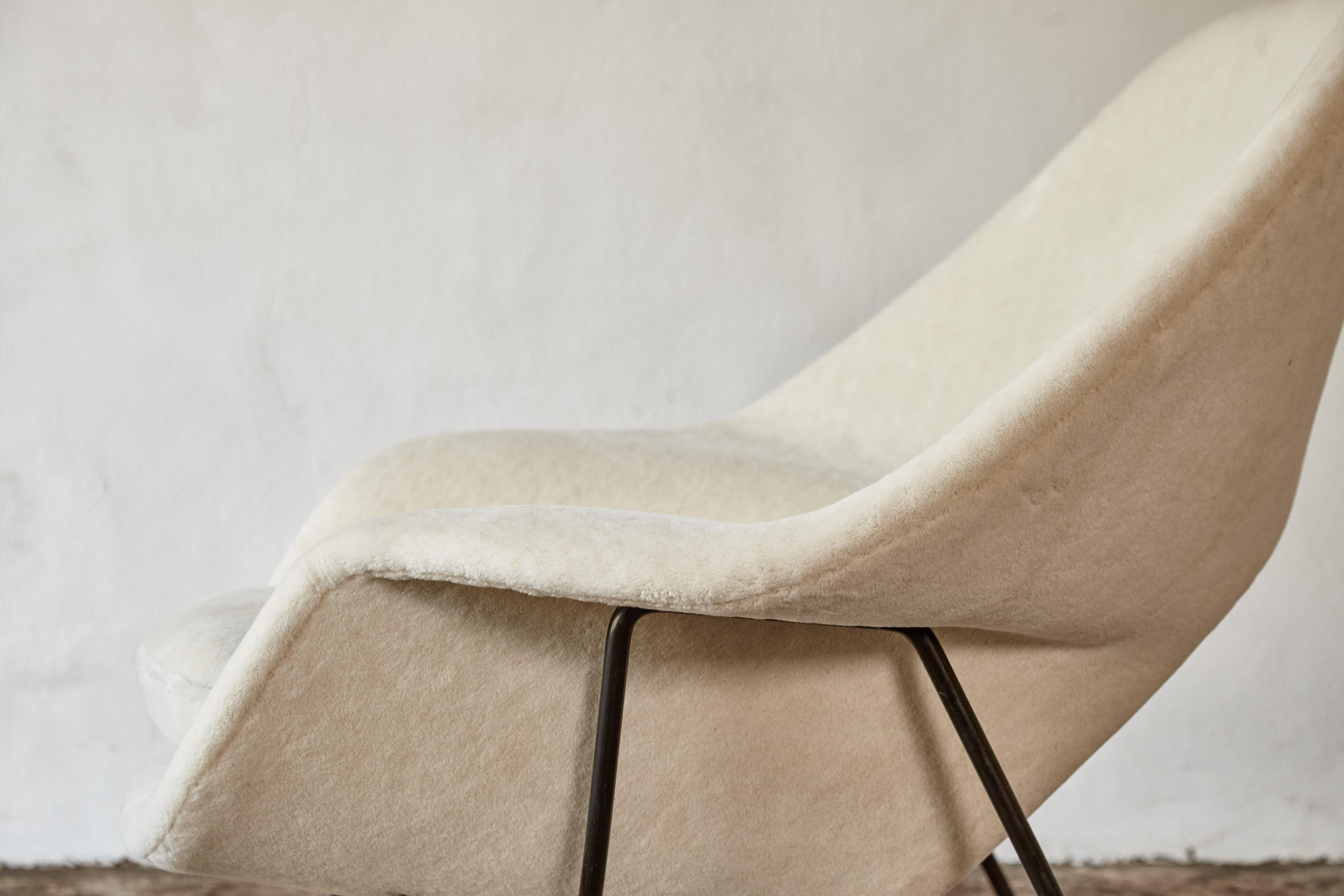 Eero Saarinen Womb Chair and Ottoman, New Alpaca Fabric, Knoll, USA, 1950s-1960s In Good Condition In London, GB