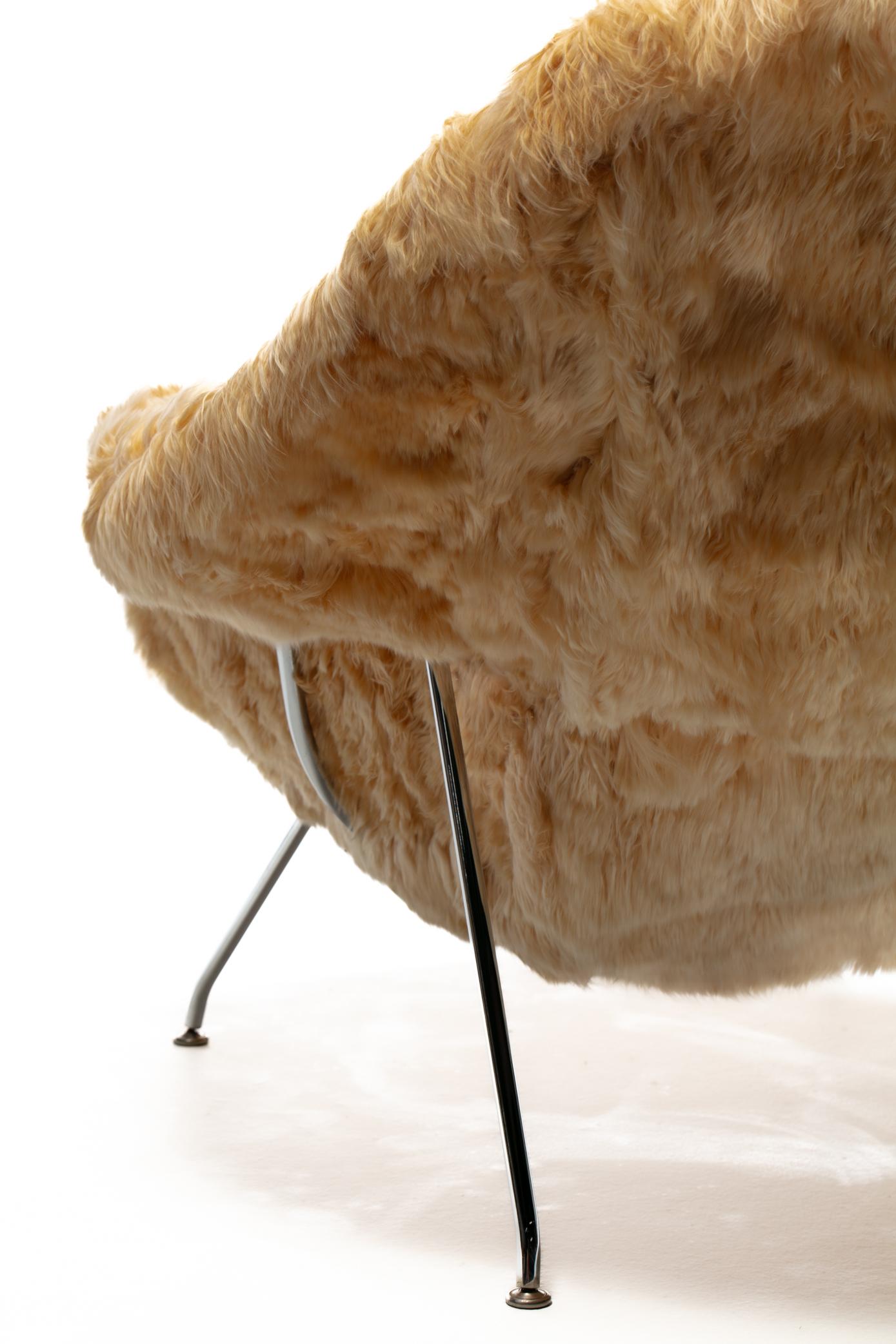 Silla Womb de Eero Saarinen para Knoll Tapizada en alpaca champán cosida a mano en venta 12