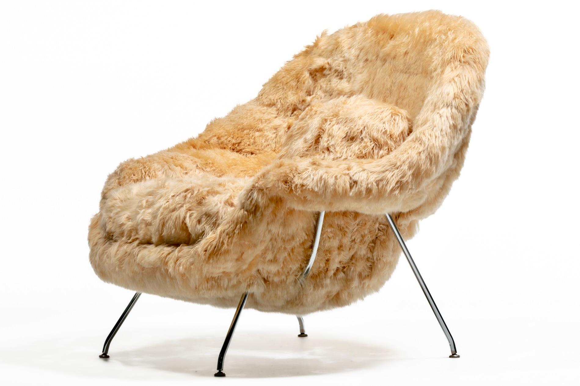 La intemporal e icónica silla Womb de mediados del siglo XX, diseñada en 1948 por Eero Saarinen en respuesta a la petición de Florence Knoll de una silla cómoda que pareciera una cesta de almohadas. Esta silla Knoll en particular es ultra lujosa y