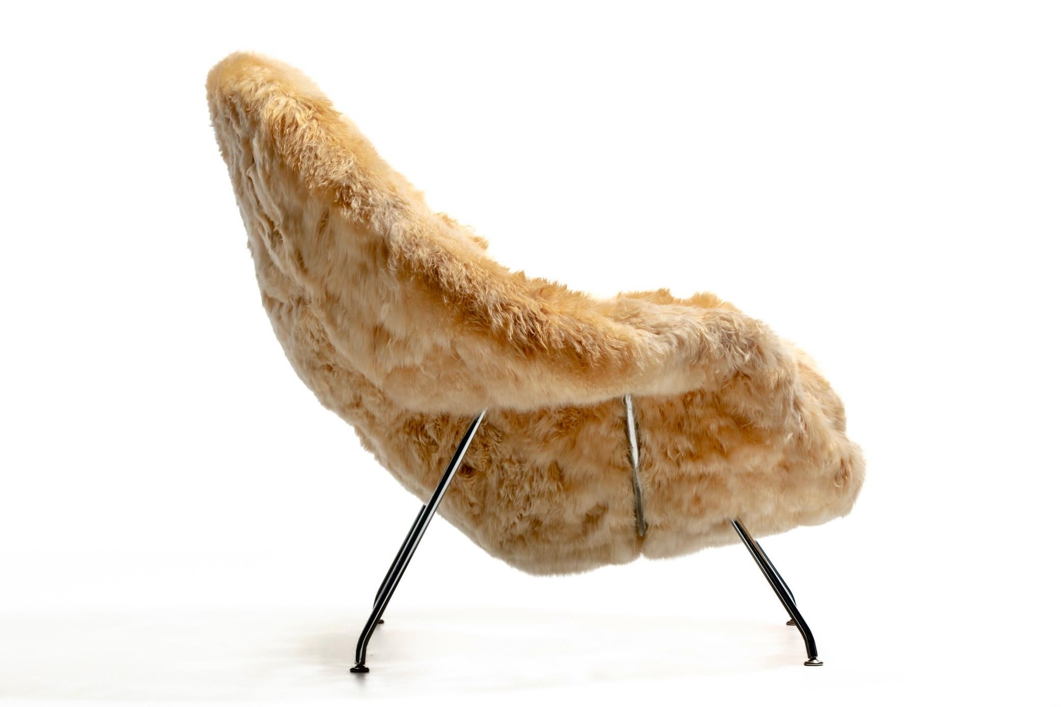 Silla Womb de Eero Saarinen para Knoll Tapizada en alpaca champán cosida a mano Cuero en venta
