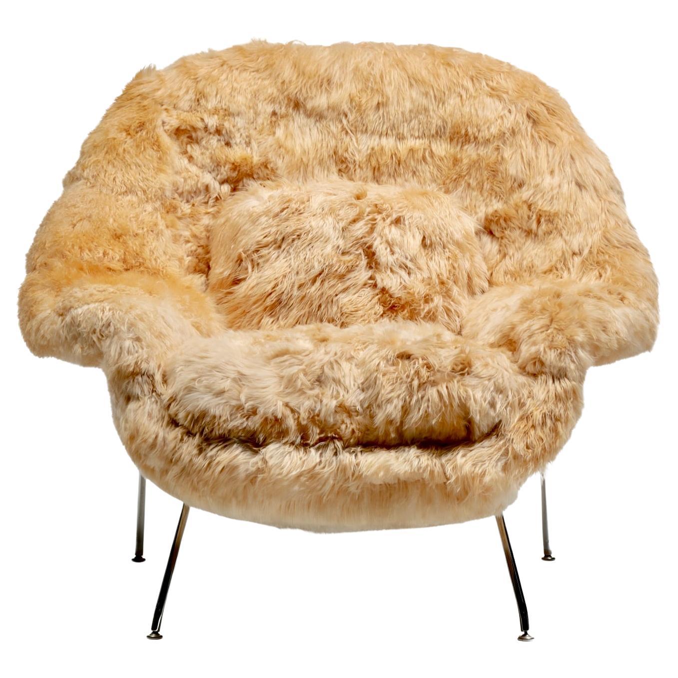 Silla Womb de Eero Saarinen para Knoll Tapizada en alpaca champán cosida a mano en venta