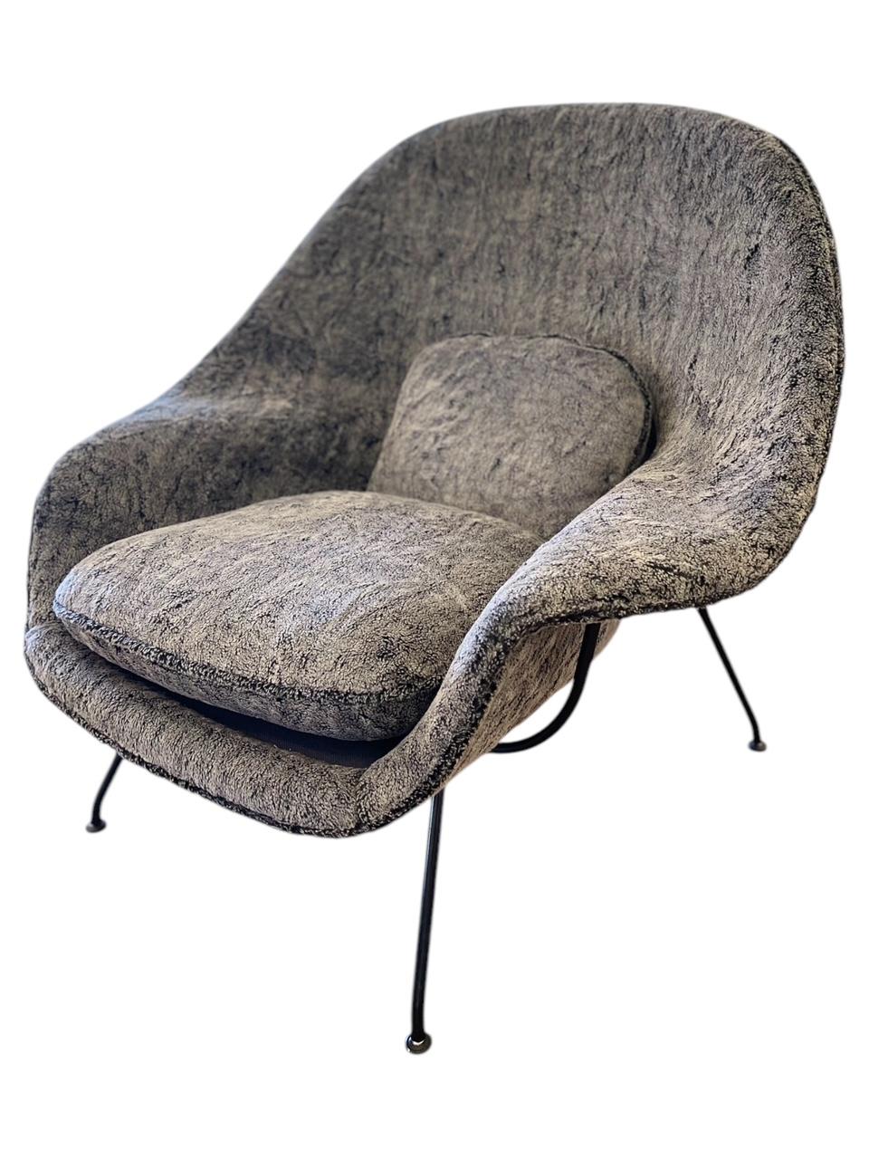 Eero Saarinen Womb Chair in Charcoal Grey Boucle Wooly Fabric For Sale 3