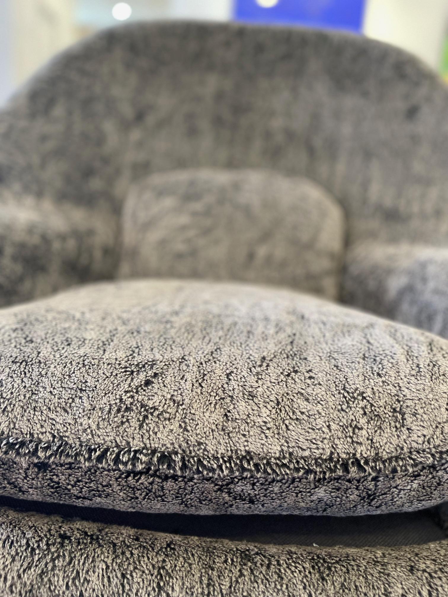 Mid-Century Modern Eero Saarinen Womb Chair in Charcoal Grey Boucle Wooly Fabric For Sale