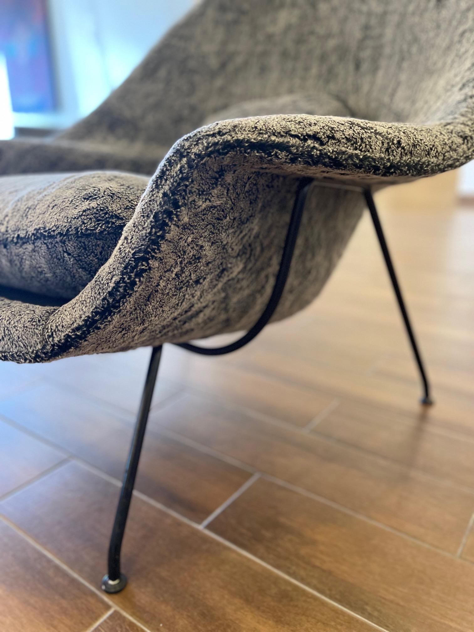 American Eero Saarinen Womb Chair in Charcoal Grey Boucle Wooly Fabric For Sale