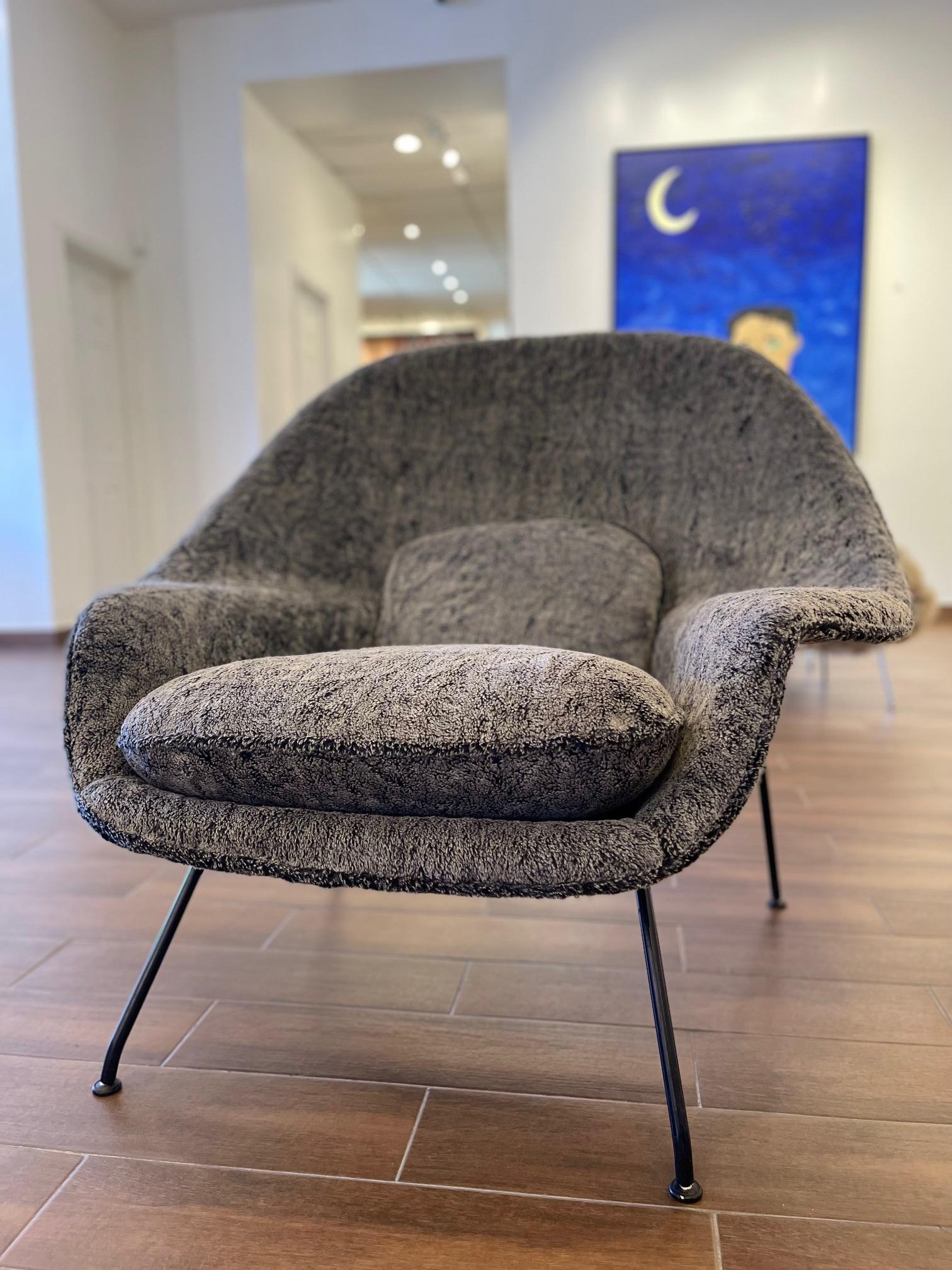Eero Saarinen Womb Chair in Charcoal Grey Boucle Wooly Fabric In Good Condition For Sale In Saint Louis, US