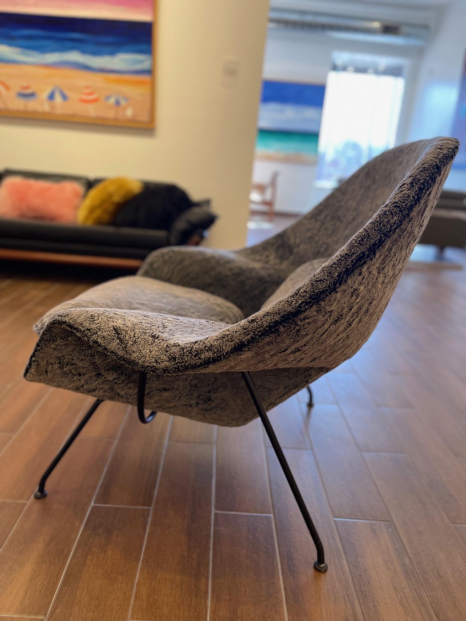Late 20th Century Eero Saarinen Womb Chair in Charcoal Grey Boucle Wooly Fabric For Sale