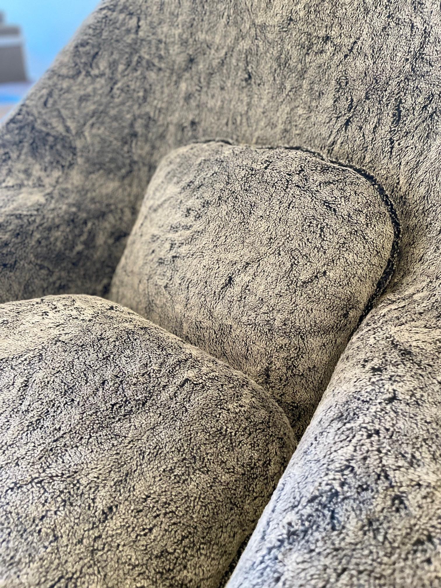 Eero Saarinen Womb Chair in Charcoal Grey Boucle Wooly Fabric For Sale 1