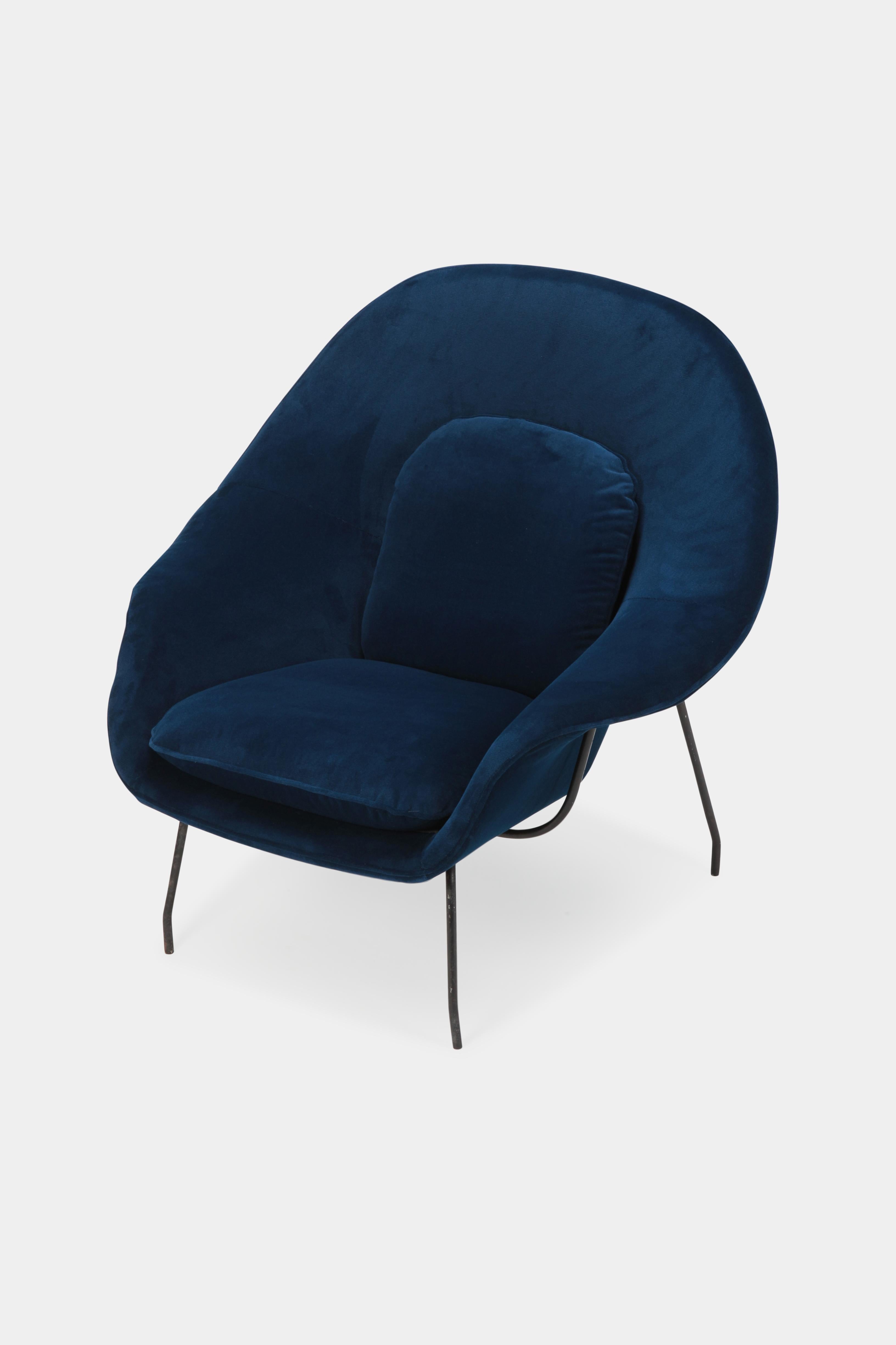 Description
Eero Saarinen Womb Chair manufactured by Knoll International in the 1950’s in Denmark. Cushions and frame are newly covered in a blue velvet fabric. Stands on a black lacquered steel base with patina.