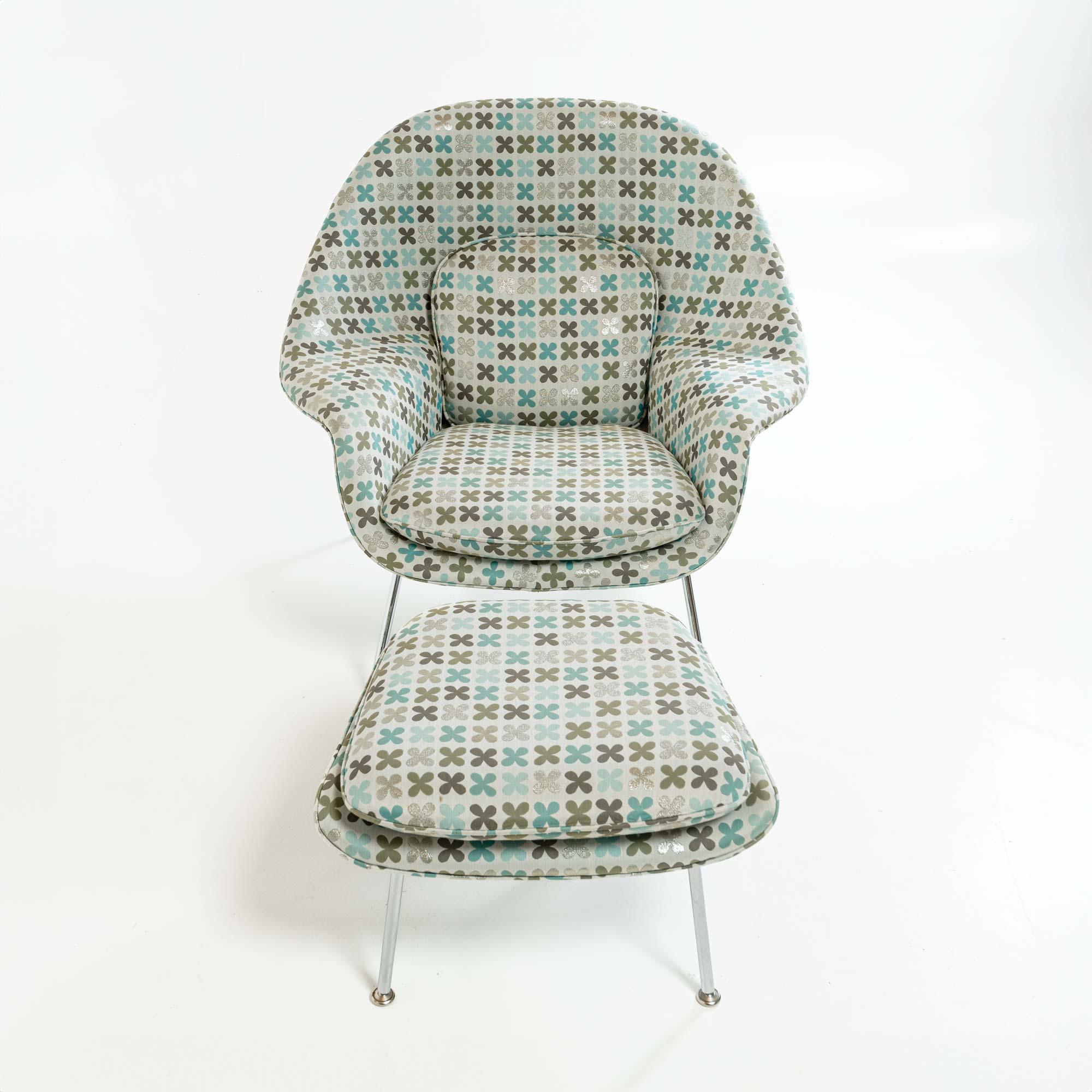 American Eero Saarinen Womb Chair & Ottoman Medium in Alexander Girard Quatrefoil Fabric  For Sale