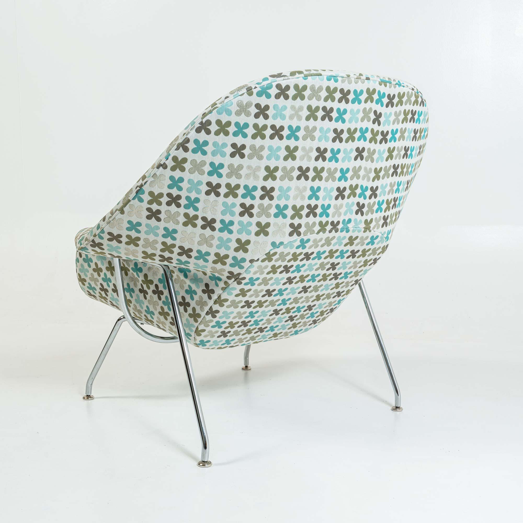 Contemporary Eero Saarinen Womb Chair & Ottoman Medium in Alexander Girard Quatrefoil Fabric  For Sale