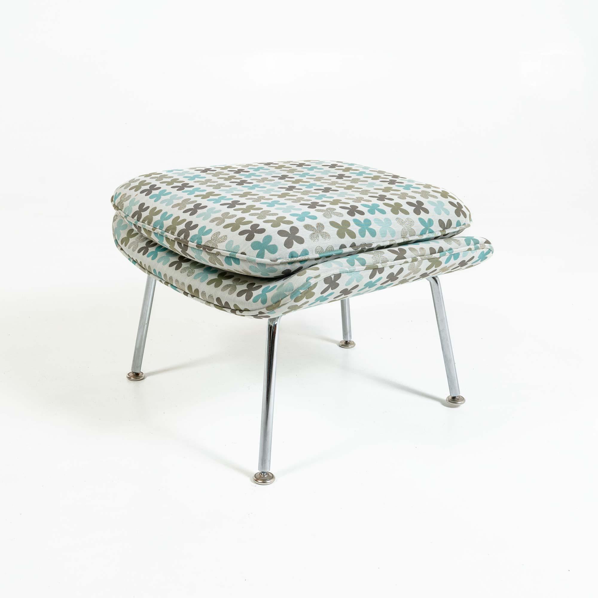 Eero Saarinen Womb Chair & Ottoman Medium in Alexander Girard Quatrefoil Fabric  For Sale 1