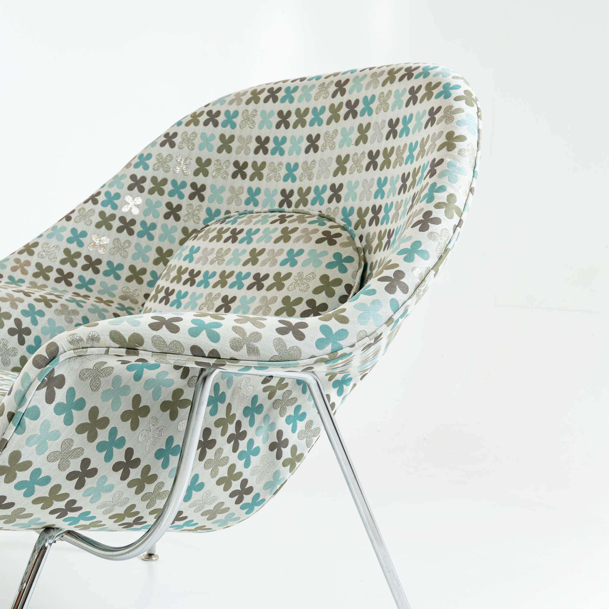 Eero Saarinen Womb Chair & Ottoman Medium in Alexander Girard Quatrefoil Fabric  For Sale 2