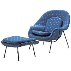 Eero Saarinen für Knoll: Stuhl „Womb“ mit Ottomane mit blauer Polsterung
