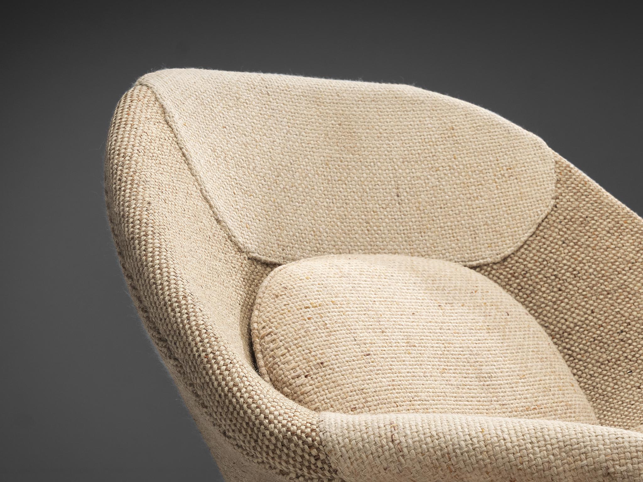 Eero Saarinen 'Womb' Chair with Ottoman in Original Off-White Fabric In Good Condition In Waalwijk, NL