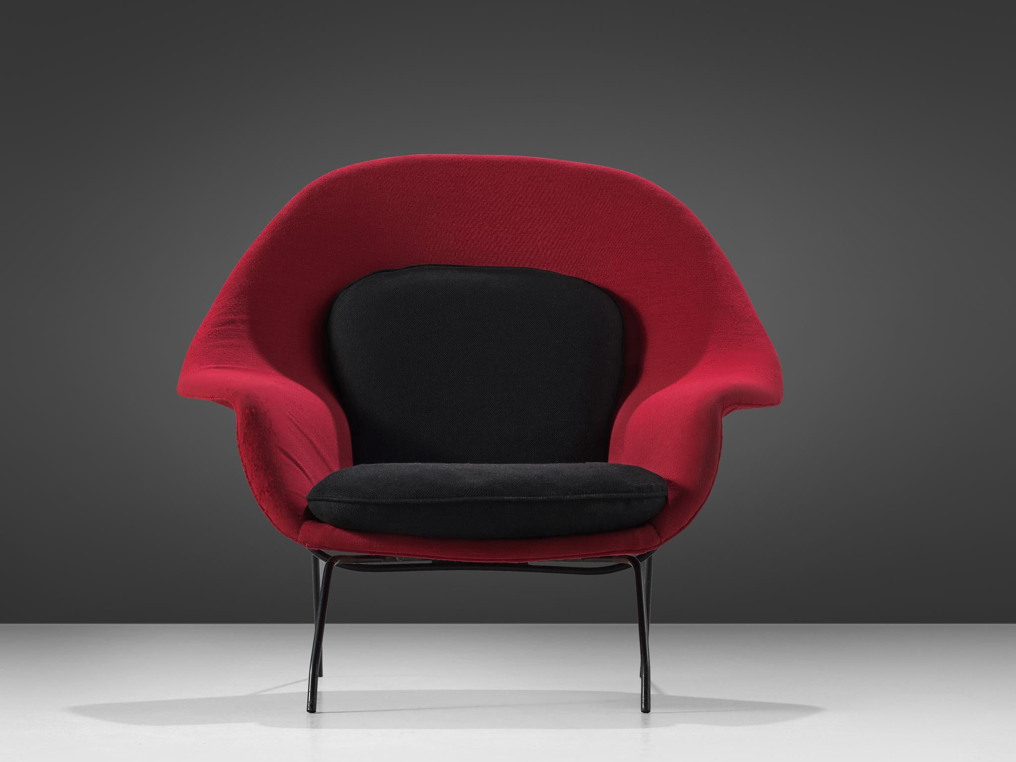Mid-Century Modern Eero Saarinen ‘Womb’ Lounge Chair in Red and Black Upholstery For Sale