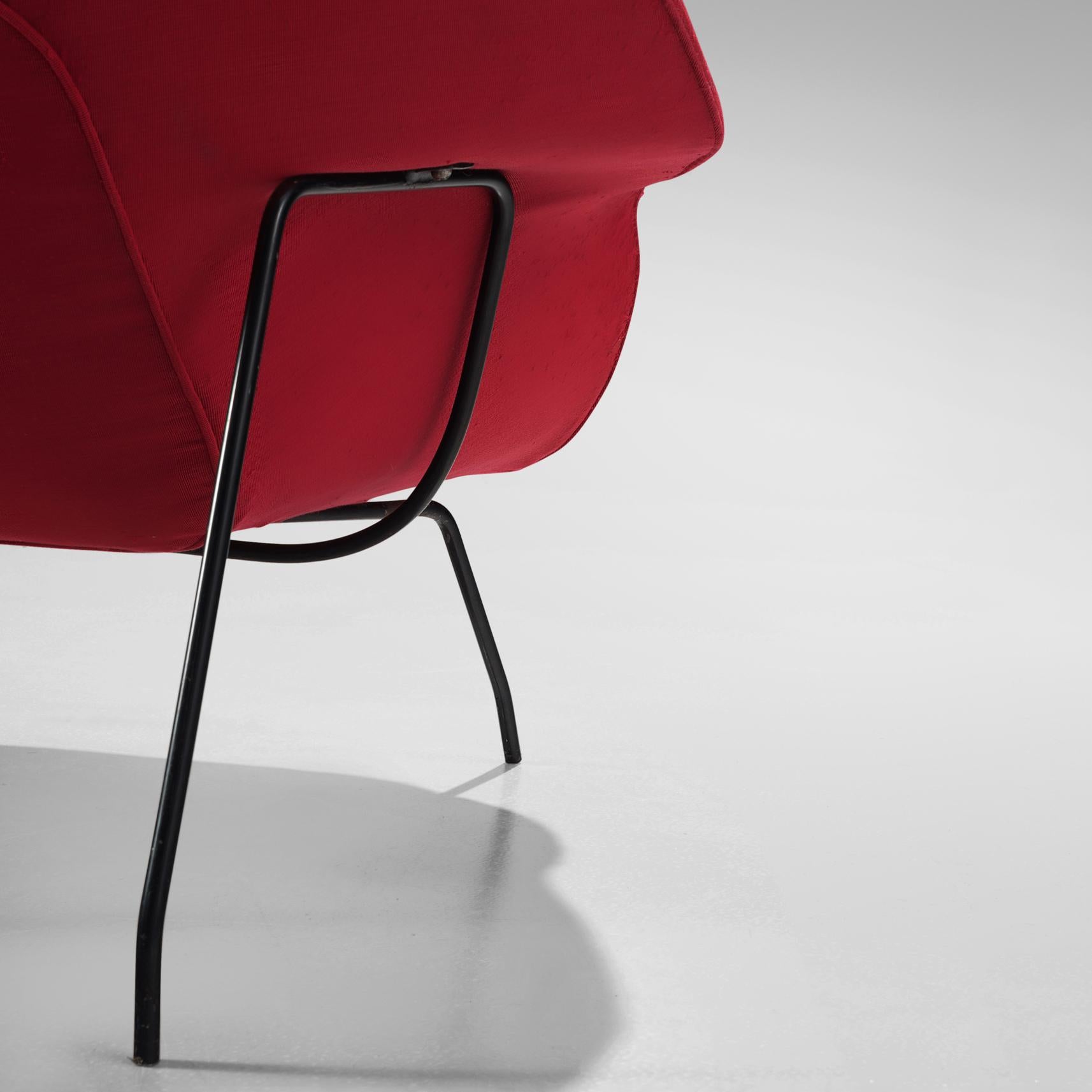 Eero Saarinen ‘Womb’ Lounge Chair in Red and Black Upholstery In Good Condition For Sale In Waalwijk, NL