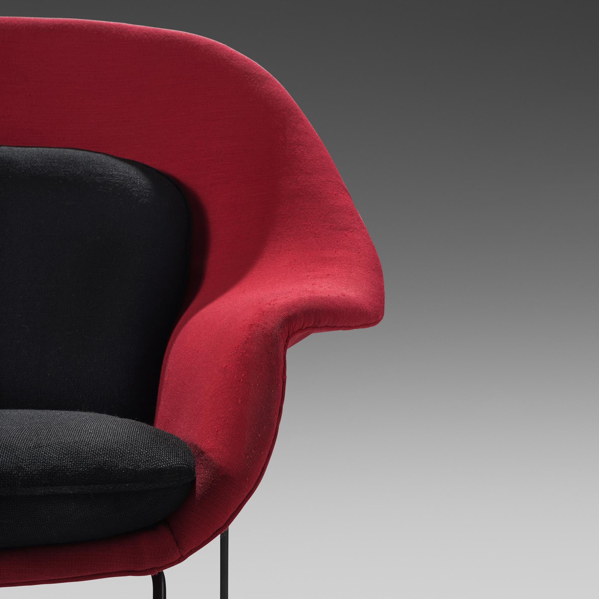 Mid-20th Century Eero Saarinen ‘Womb’ Lounge Chair in Red and Black Upholstery For Sale
