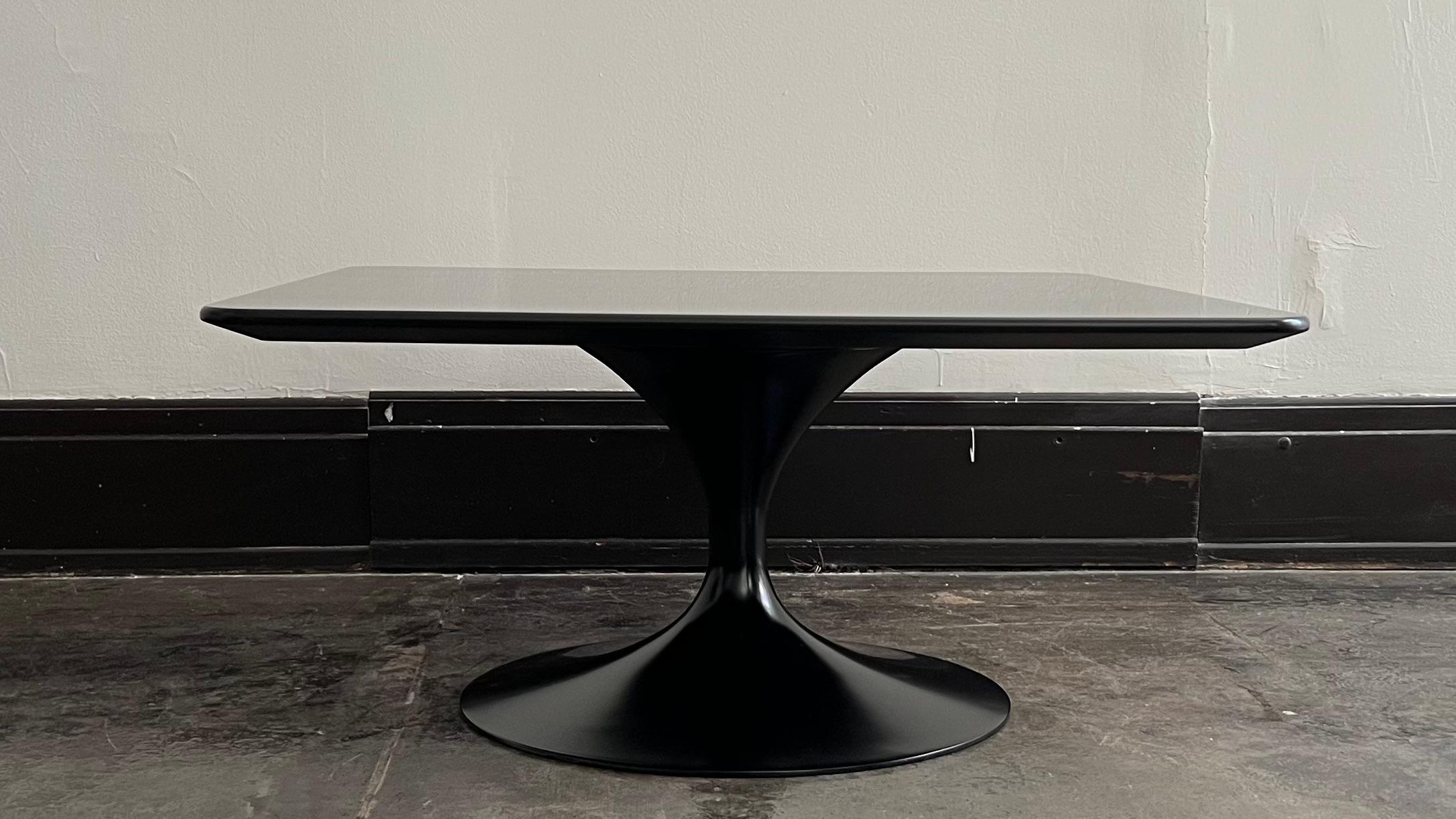 Omaggio al tavolo dei tulipani di Tokyo di Eero Saarinen x Charlotte Perriand in vendita 4