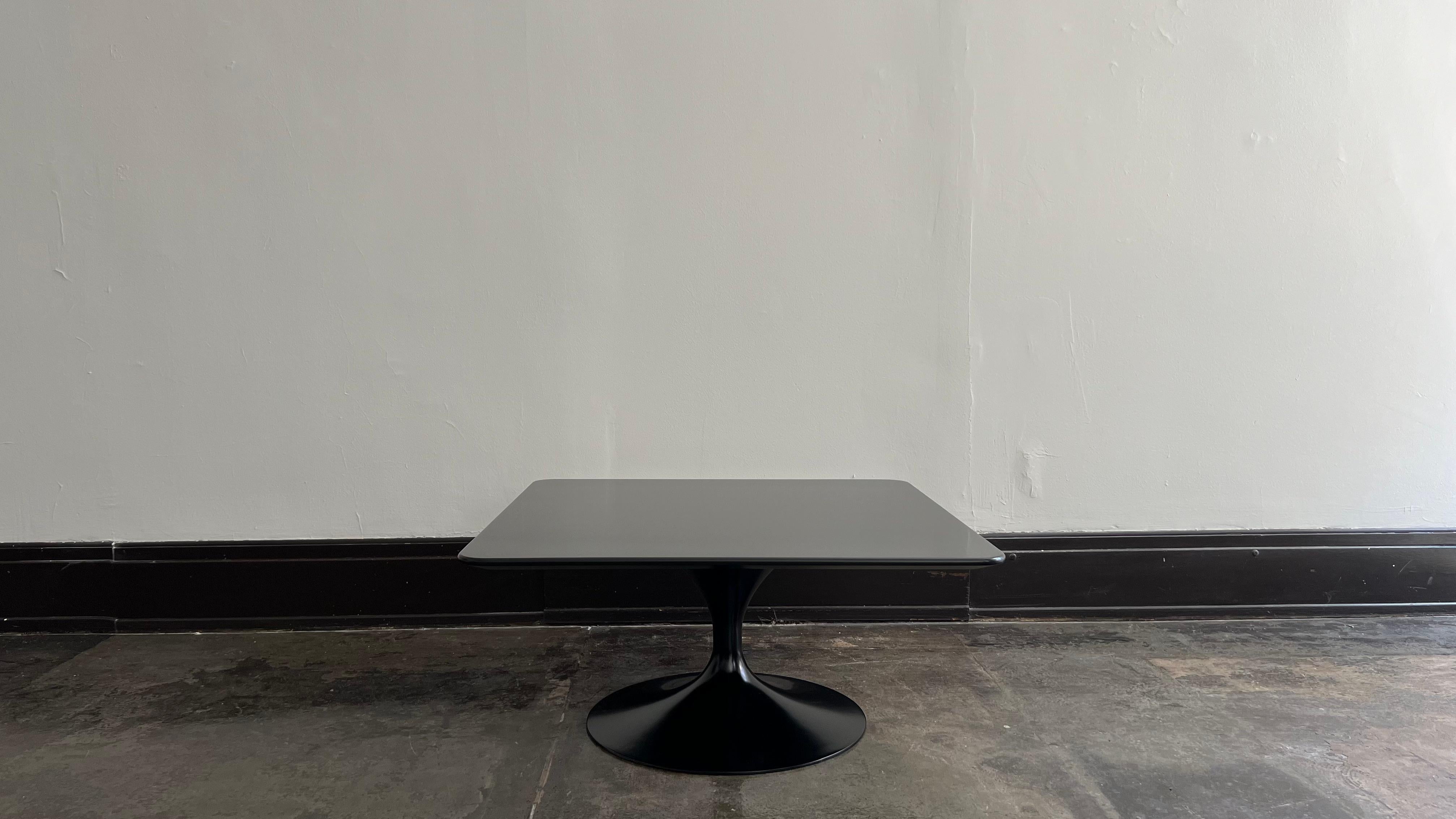 Dal momento in cui è uscito il catalogo di Christies Design 2022, ci siamo innamorati del tavolo a tulipano di Saarinen curato da Charlotte Perriand. E anche se non avremmo mai potuto competere con il prezzo finale del martello, ci siamo proposti di