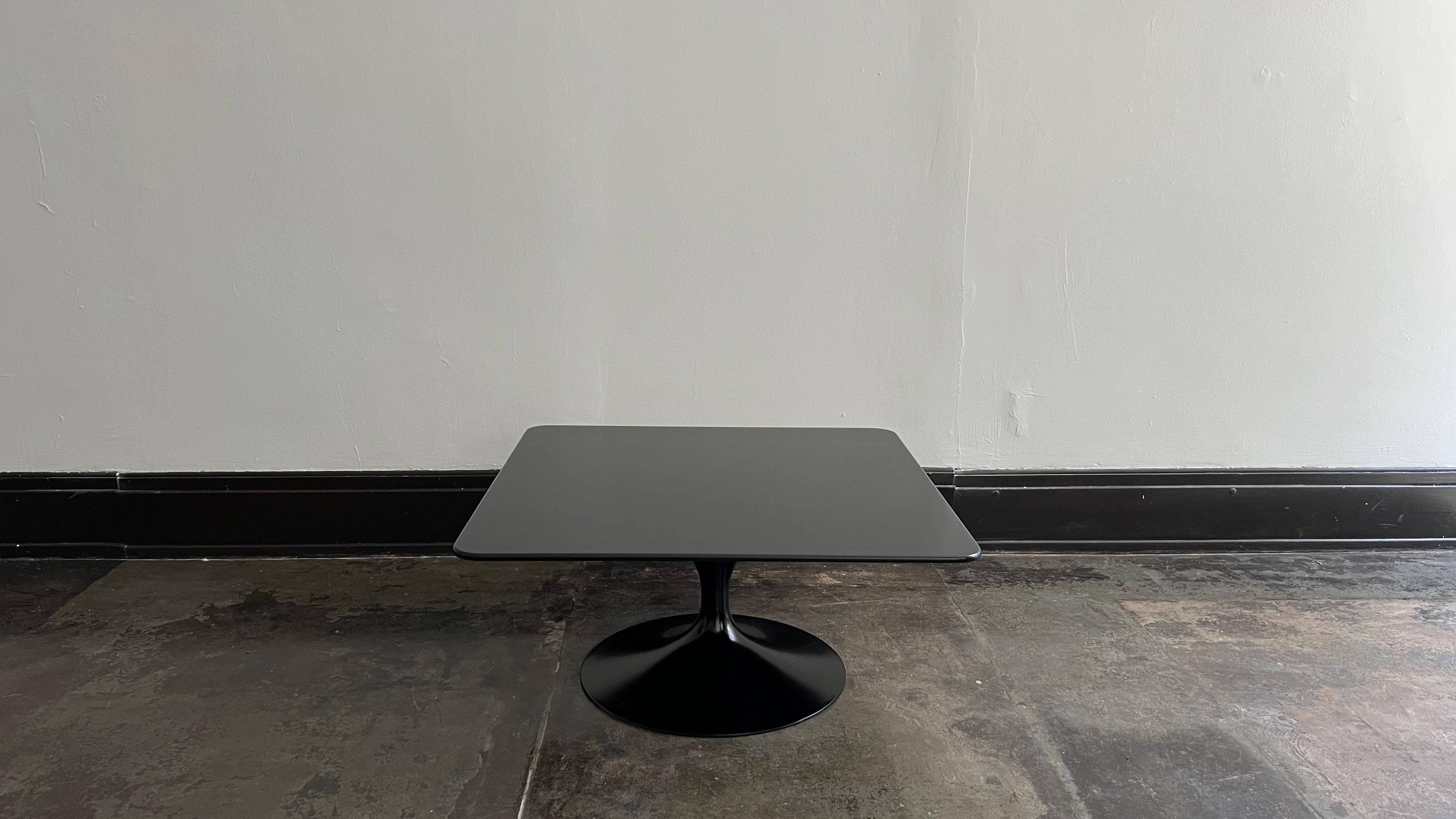 Mid-Century moderno Omaggio al tavolo dei tulipani di Tokyo di Eero Saarinen x Charlotte Perriand in vendita
