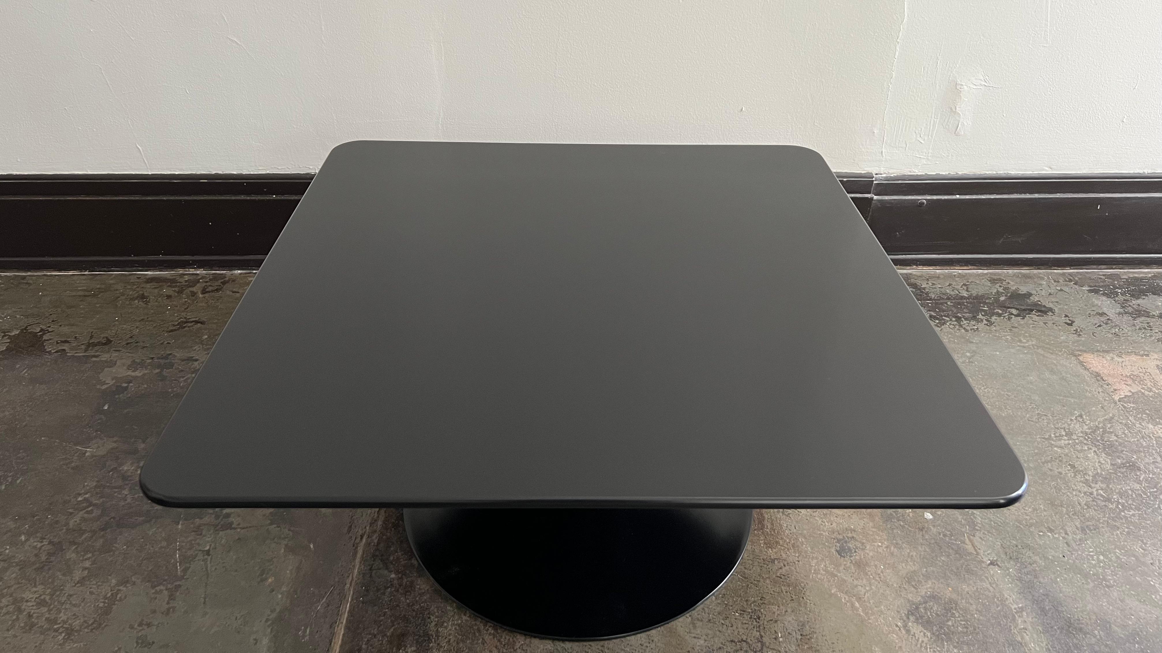XX secolo Omaggio al tavolo dei tulipani di Tokyo di Eero Saarinen x Charlotte Perriand in vendita
