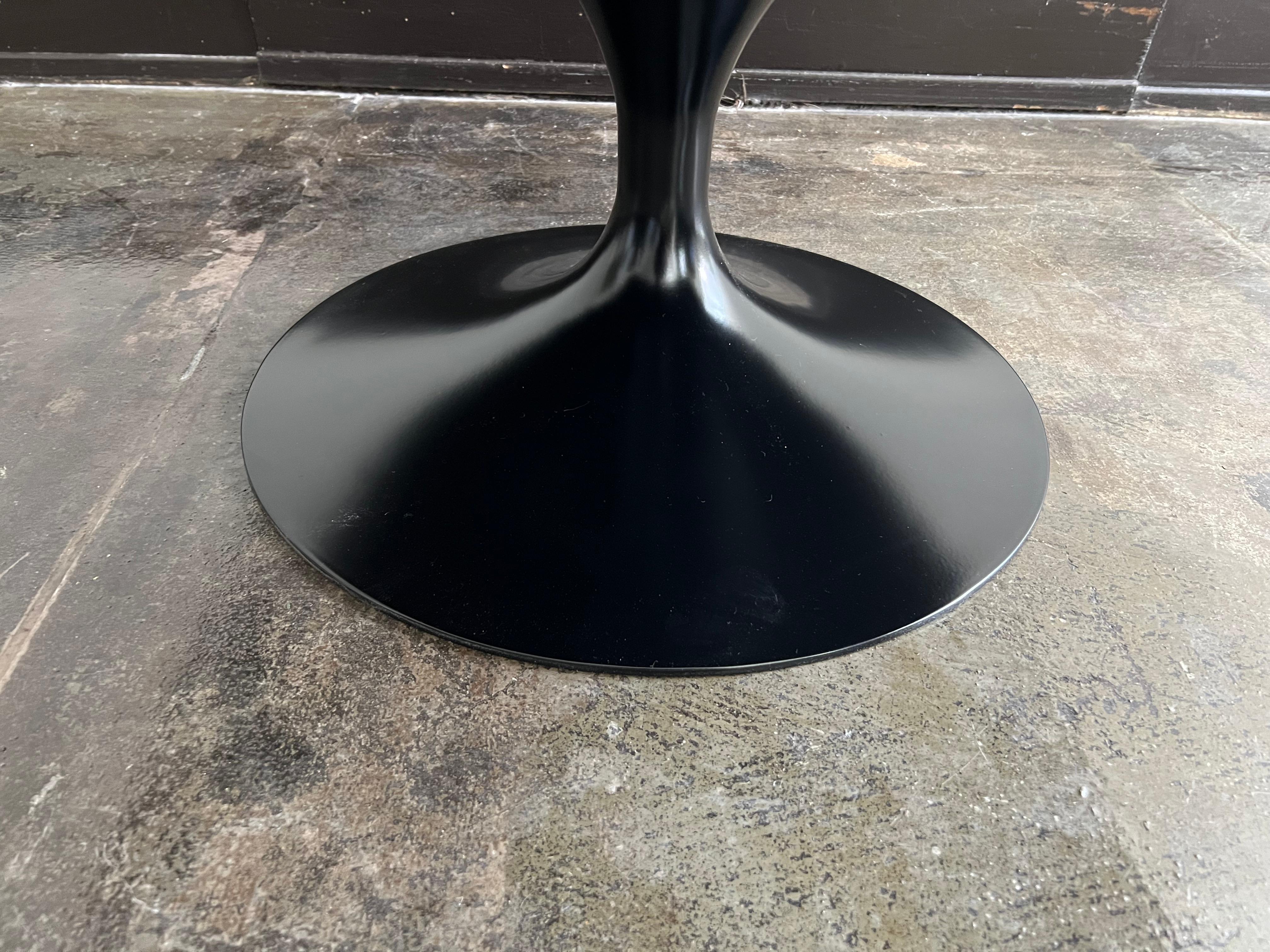 Ferro Omaggio al tavolo dei tulipani di Tokyo di Eero Saarinen x Charlotte Perriand in vendita