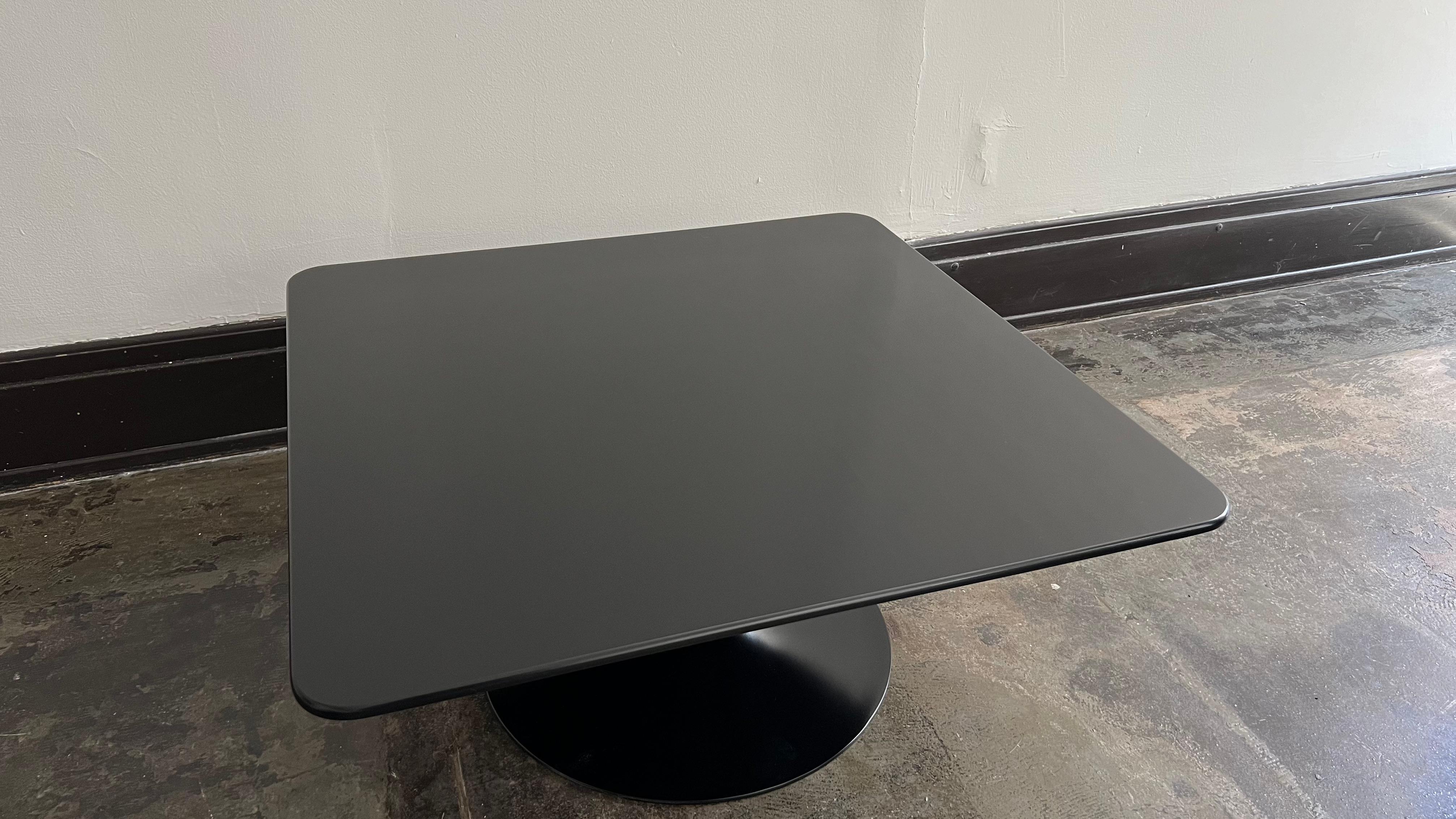 Omaggio al tavolo dei tulipani di Tokyo di Eero Saarinen x Charlotte Perriand in vendita 3
