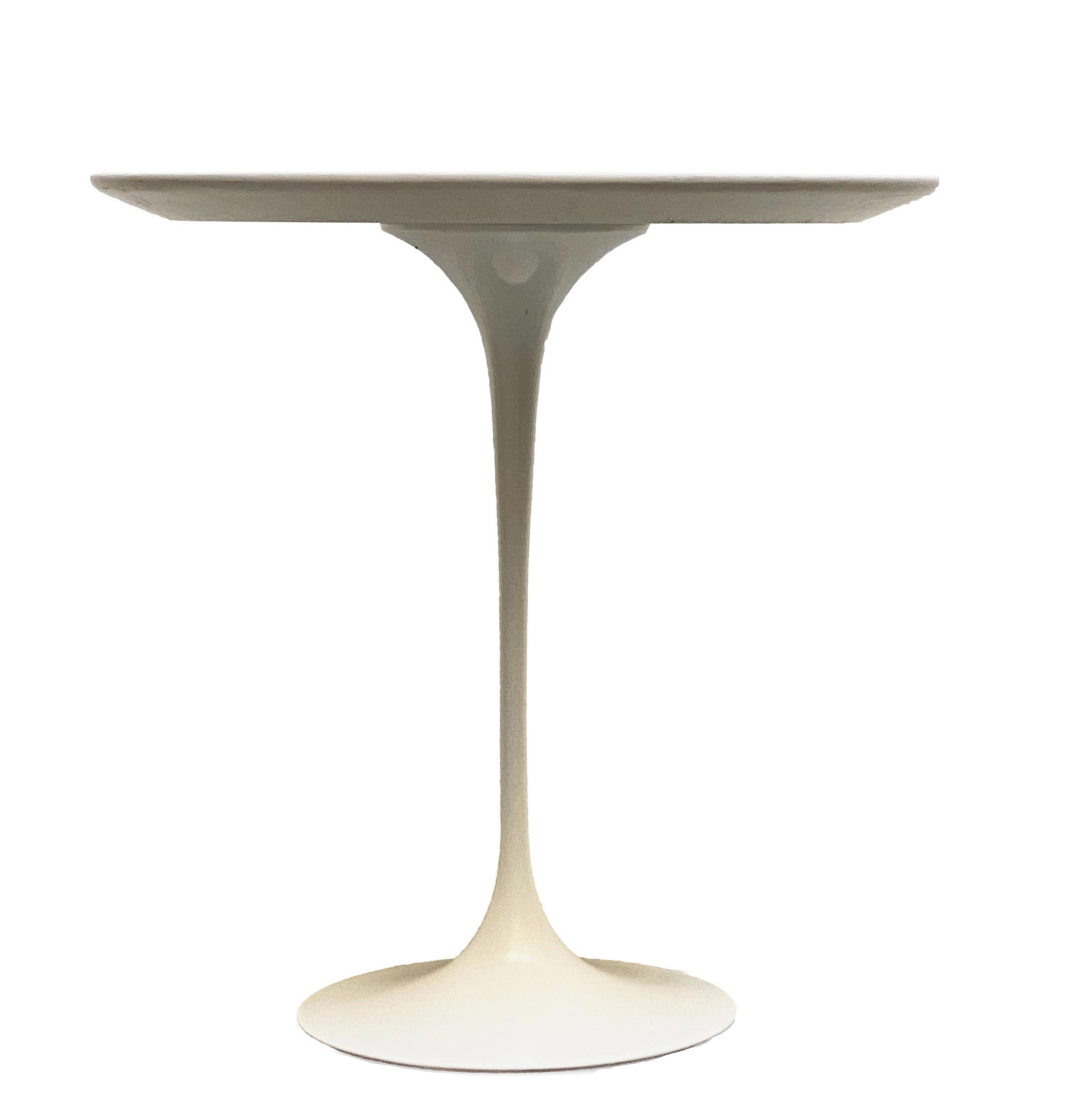 Tulip coffee table by Hero Saarinen with aluminum base and white plastic laminate top, produced by Knoll, designed in 1956, Thanks to its essential lines and organic shapes, the Saarinen table has a design that adapts to all spaces of contemporary