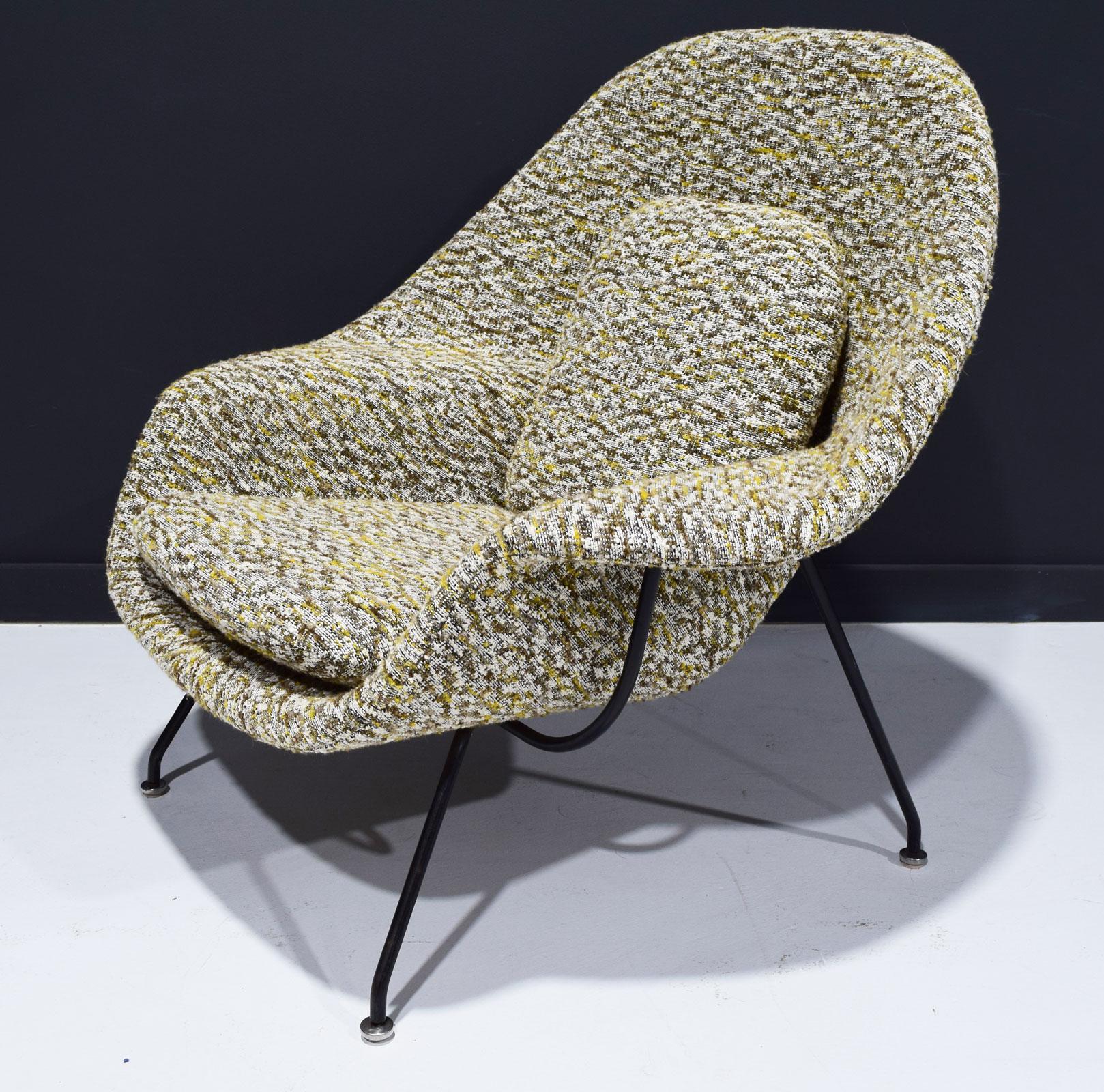 Mid-Century Modern Eero Saarinen for Knoll Womb Chair is French Boucle For Sale