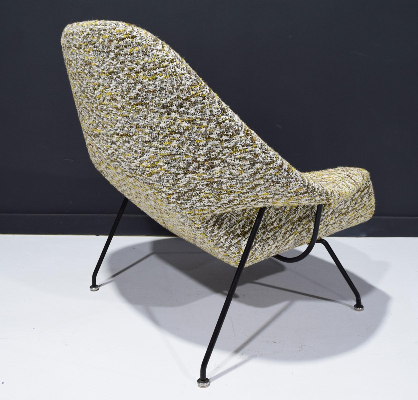 20th Century Eero Saarinen for Knoll Womb Chair is French Boucle For Sale