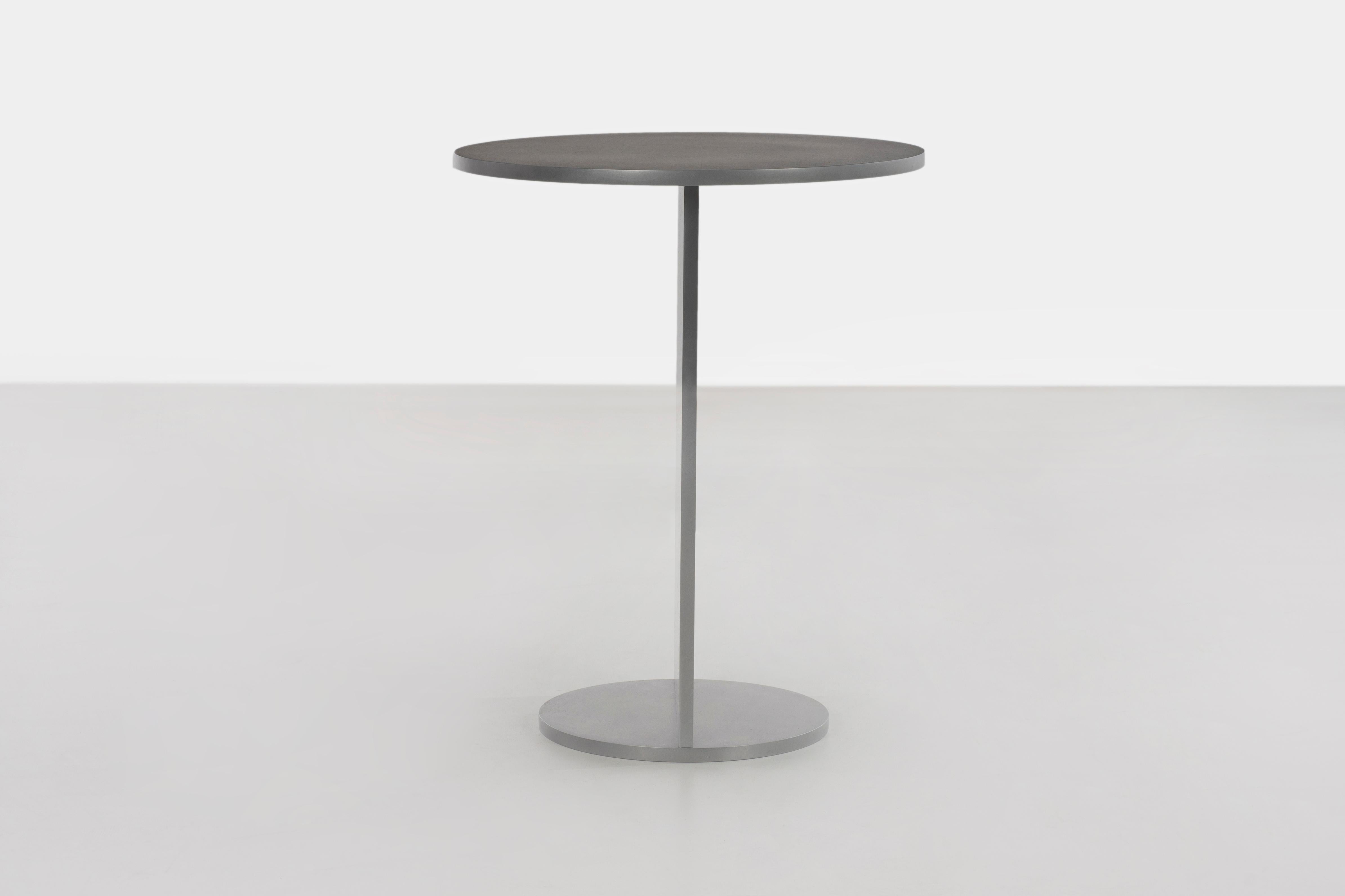 Table Eero en aluminium poli à la cire d'un demi-pouce d'épaisseur. Un design minimal en plaque d'aluminium d'un demi-pouce, fixée mécaniquement et recouverte d'une couche protectrice de cire. Également disponible en finition brossée, sablée,