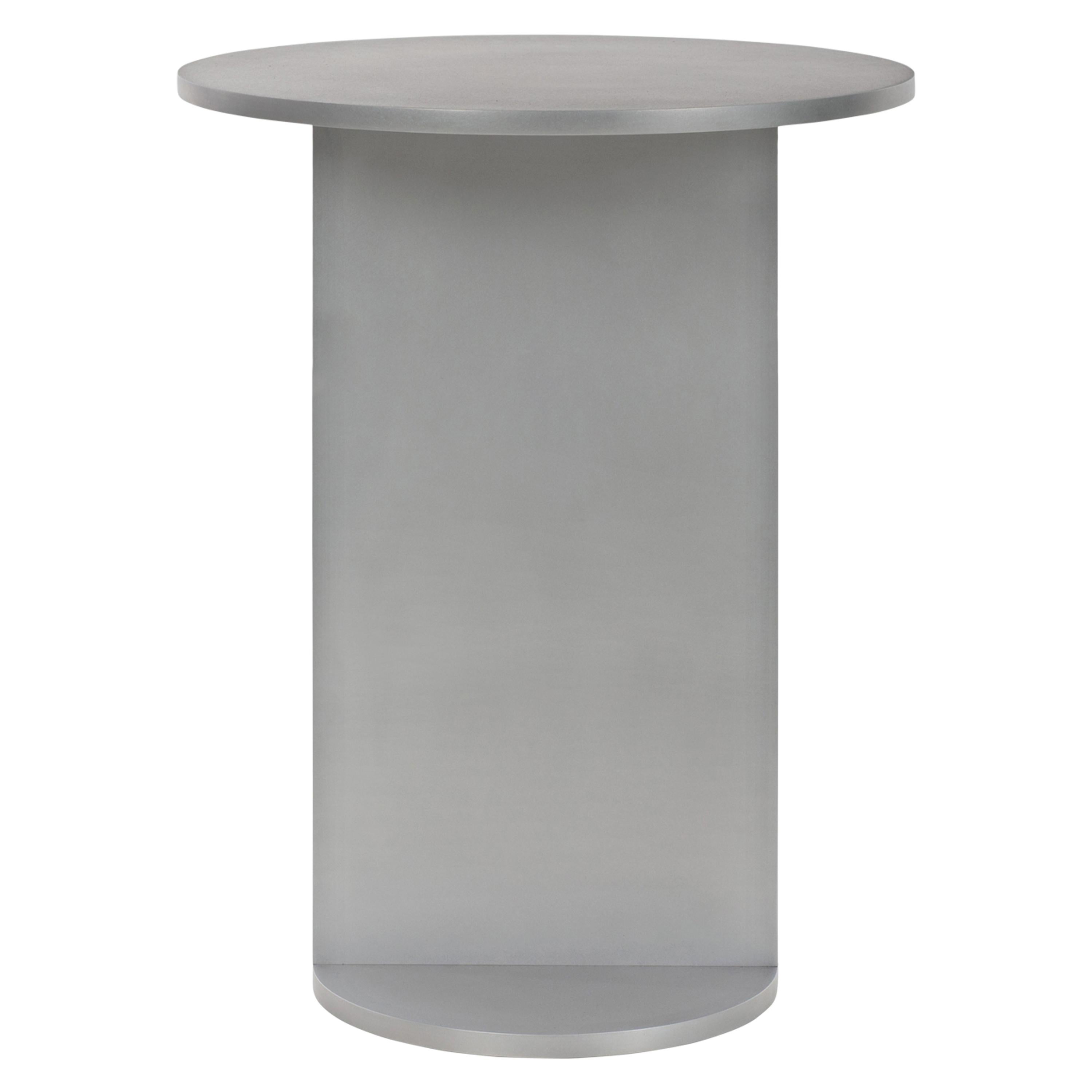 Table Eero en aluminium poli à la cire d'un demi-pouce d'épaisseur. Un design minimal en plaque d'aluminium d'un demi-pouce, fixée mécaniquement et recouverte d'une couche protectrice de cire. Également disponible en finition brossée, sablée,