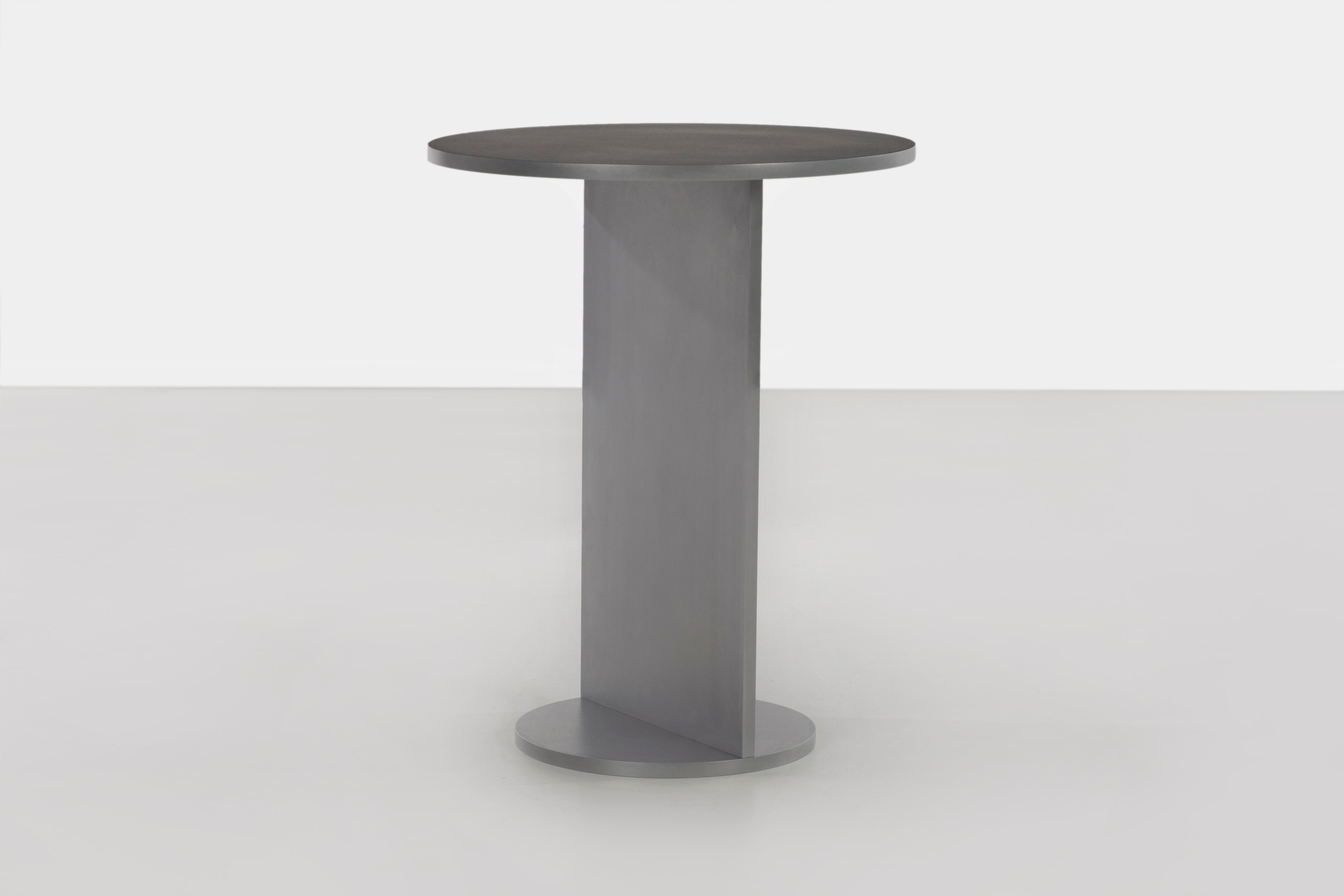 Minimaliste Table Eero en plaque d'aluminium polie à la cire de Jonathan Nesci en vente